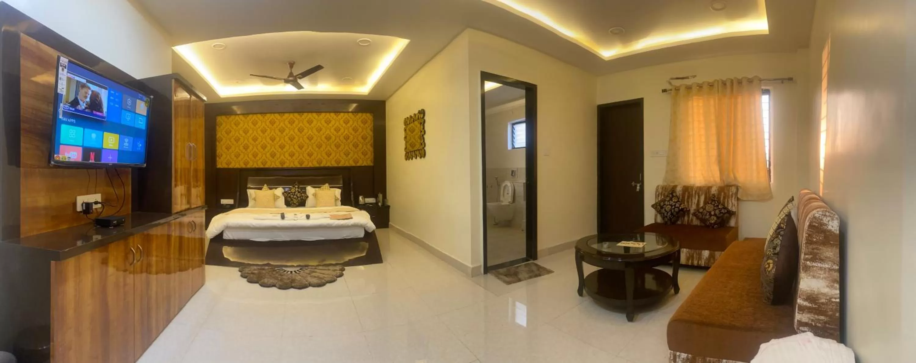 Living room, Bed in Hotel Golden Bliss