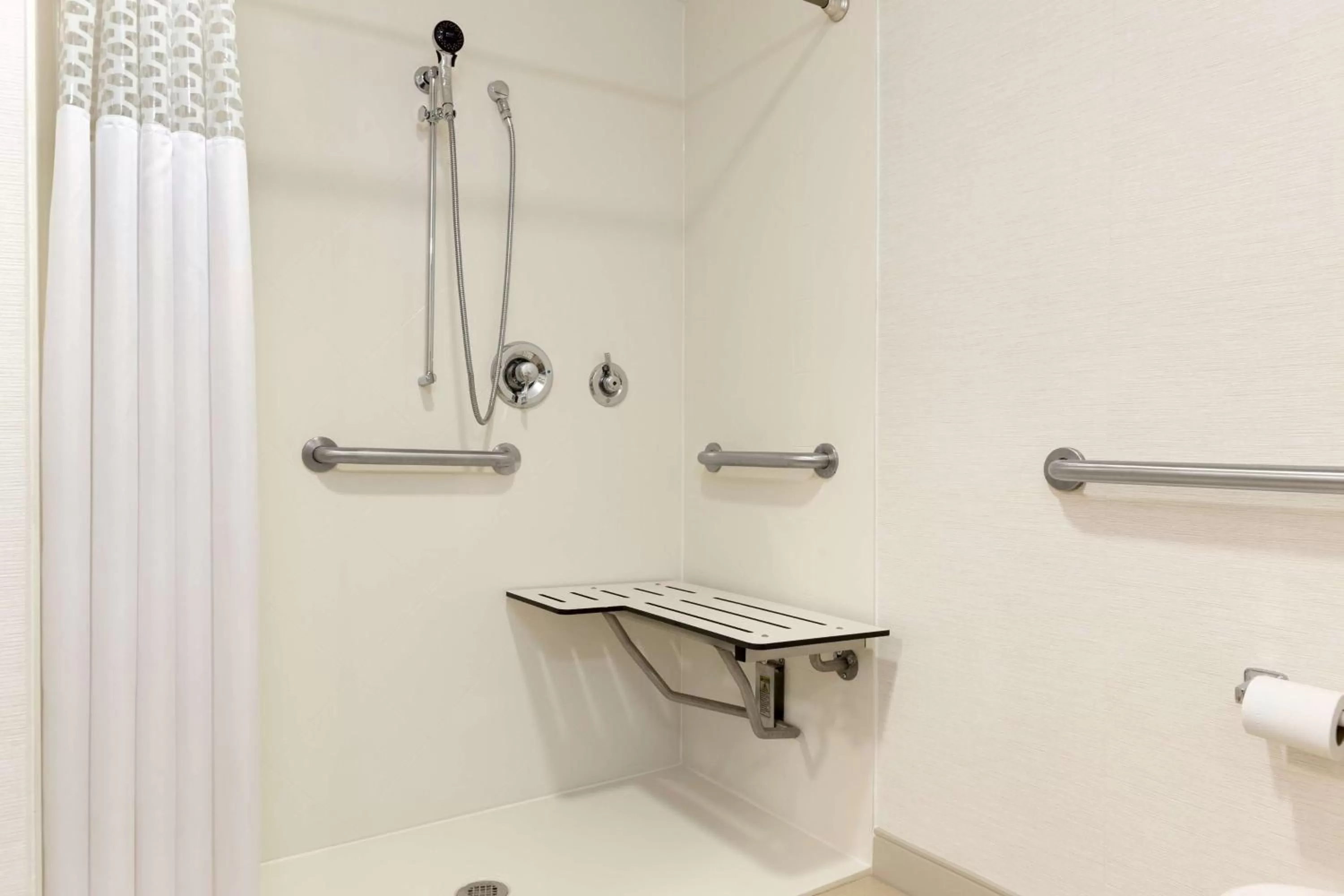 Bathroom in Hampton Inn & Suites by Hilton Manchester Bedford