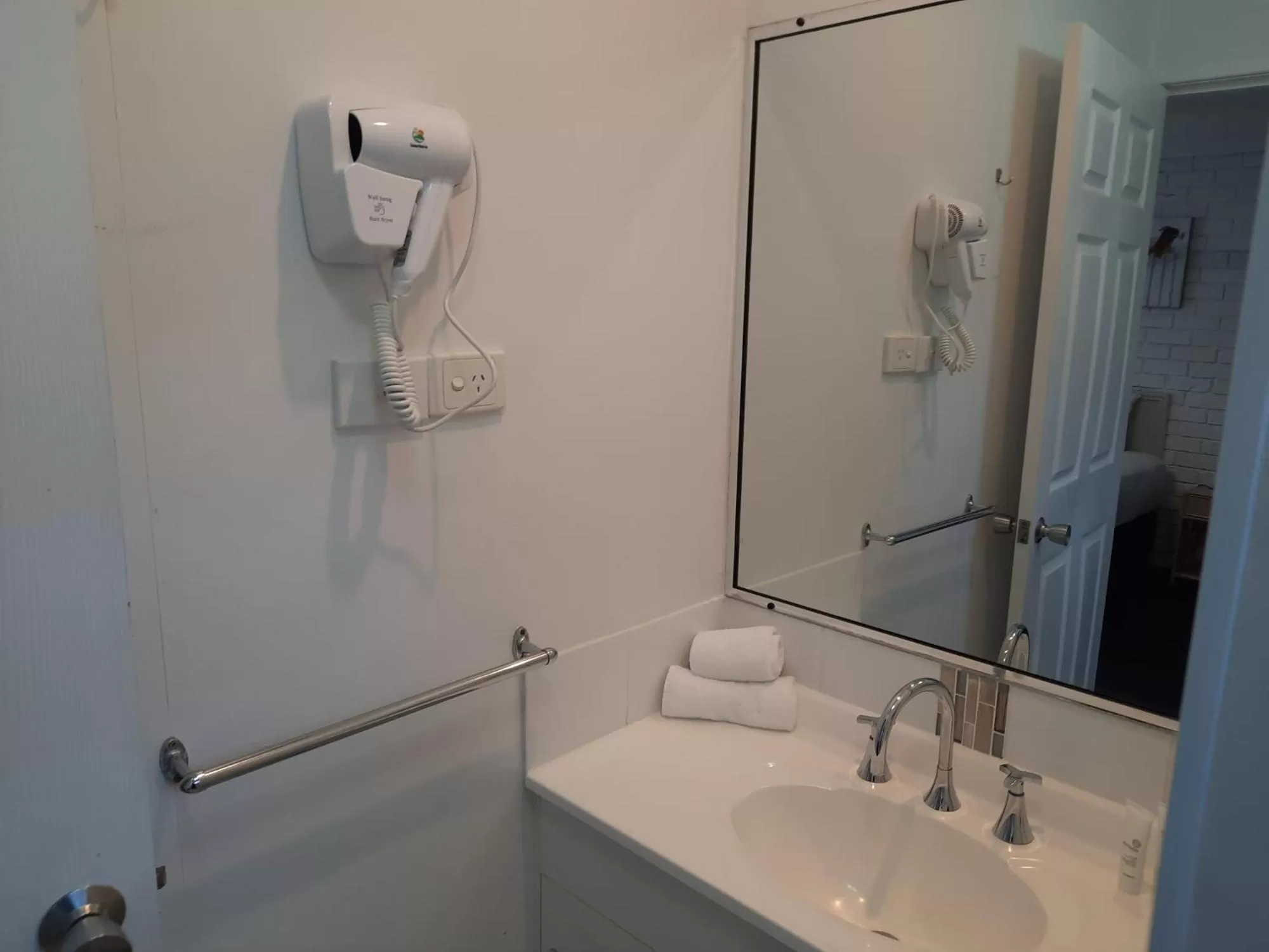 Shower in Cleveland Motor Inn