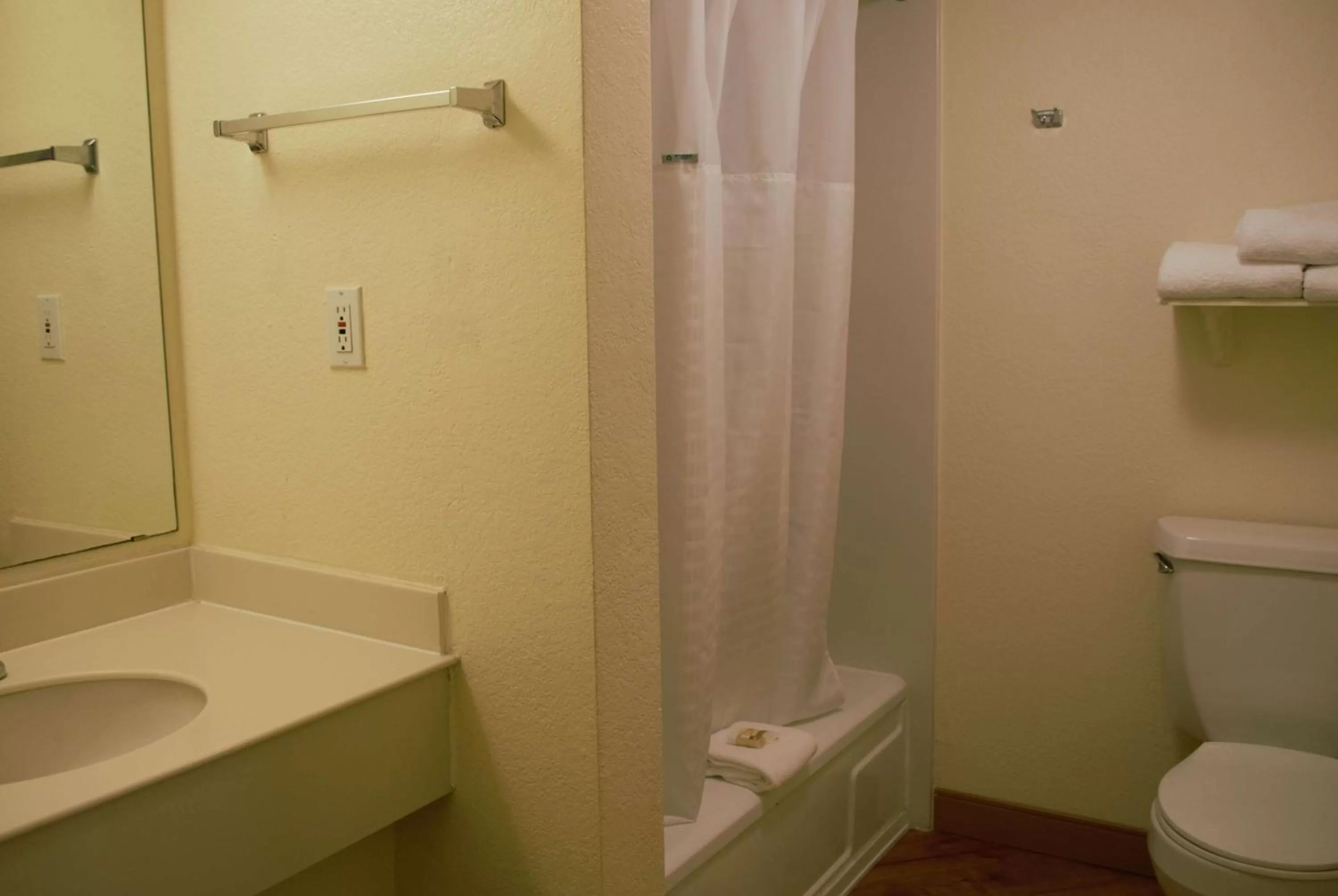 Bathroom in La Quinta Inn by Wyndham Austin Capitol / Downtown