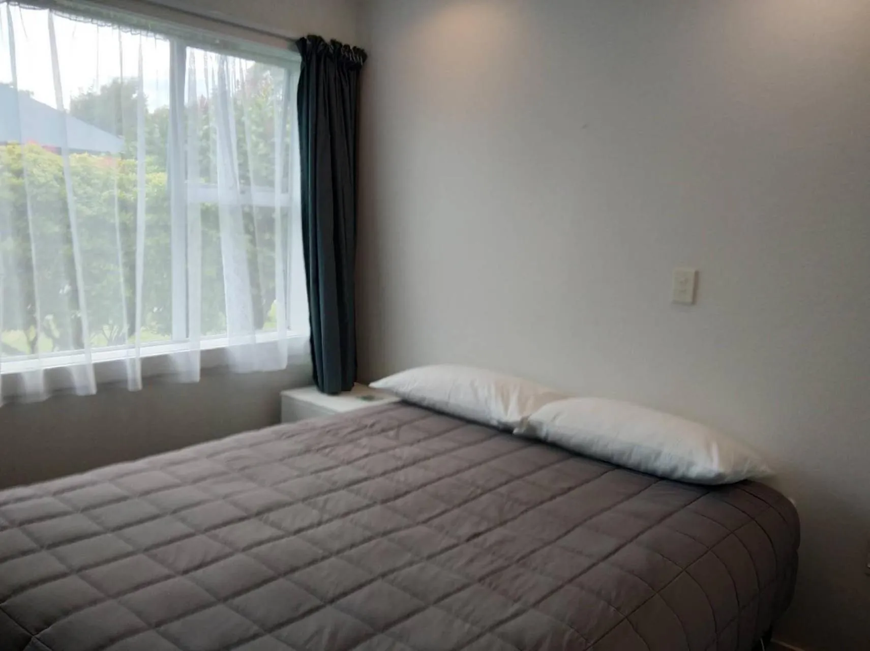 Bed in Queens Park Motels