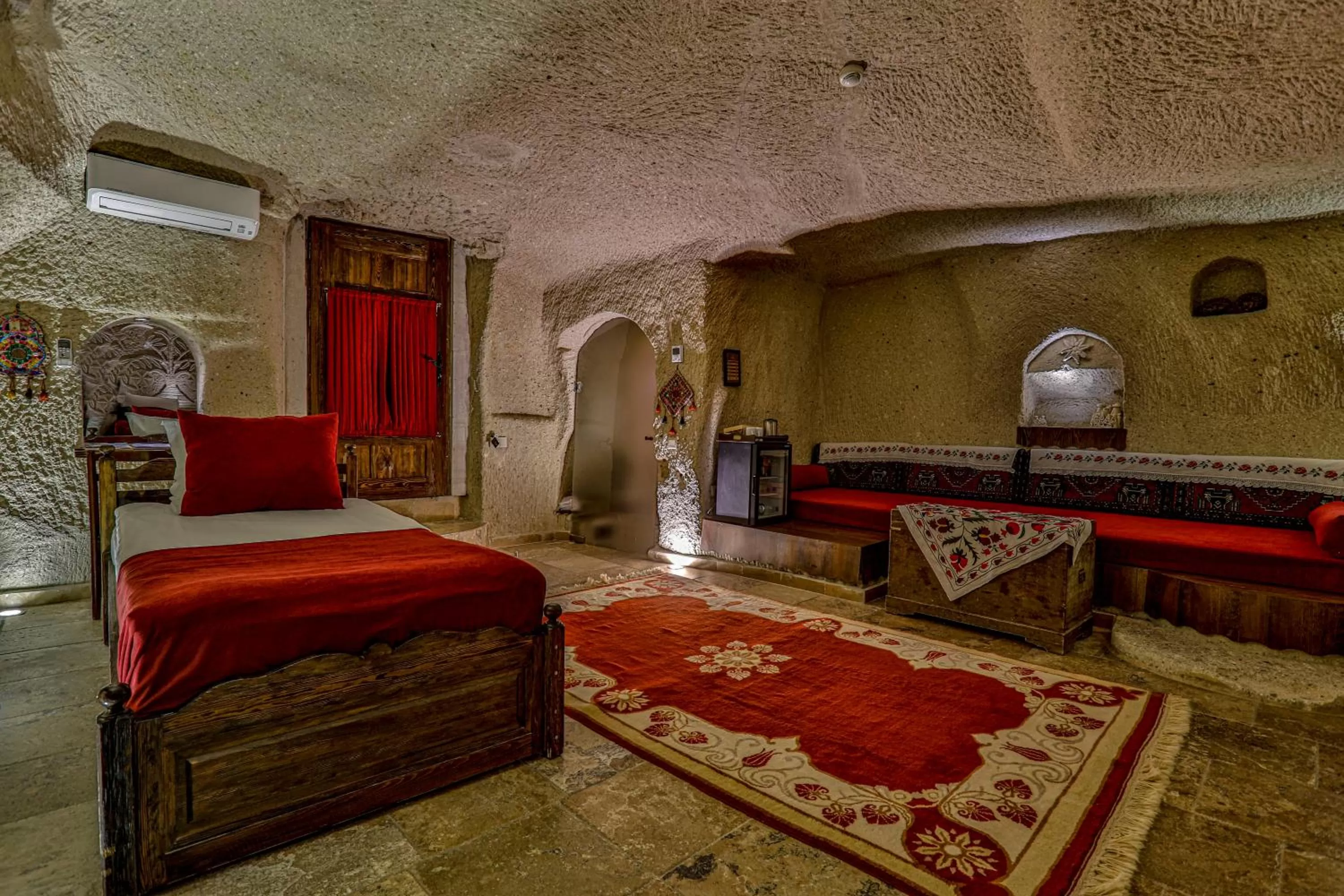 Photo of the whole room, Bed in Hidden Cave Hotel