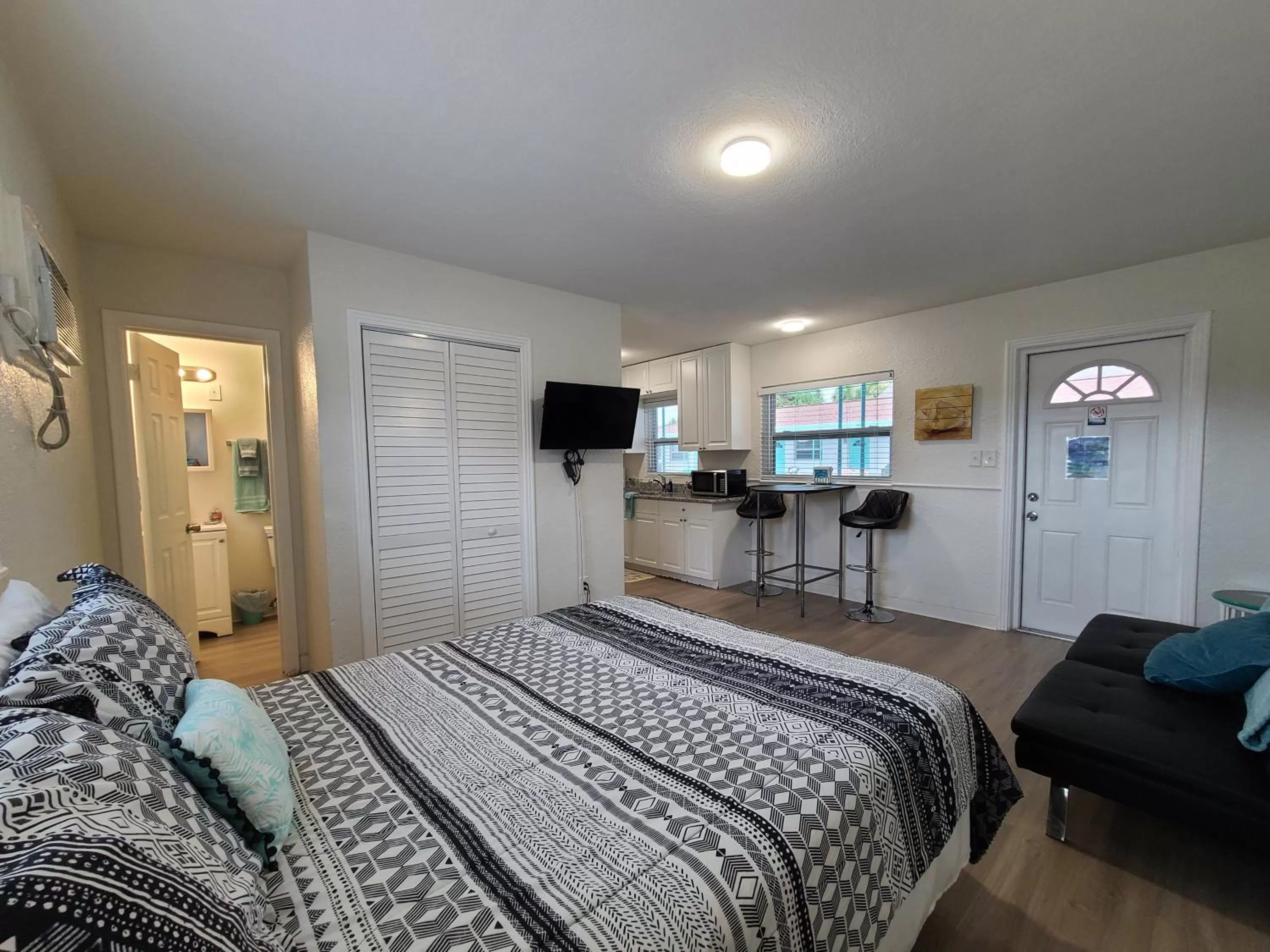 Photo of the whole room in Sun Island Motel