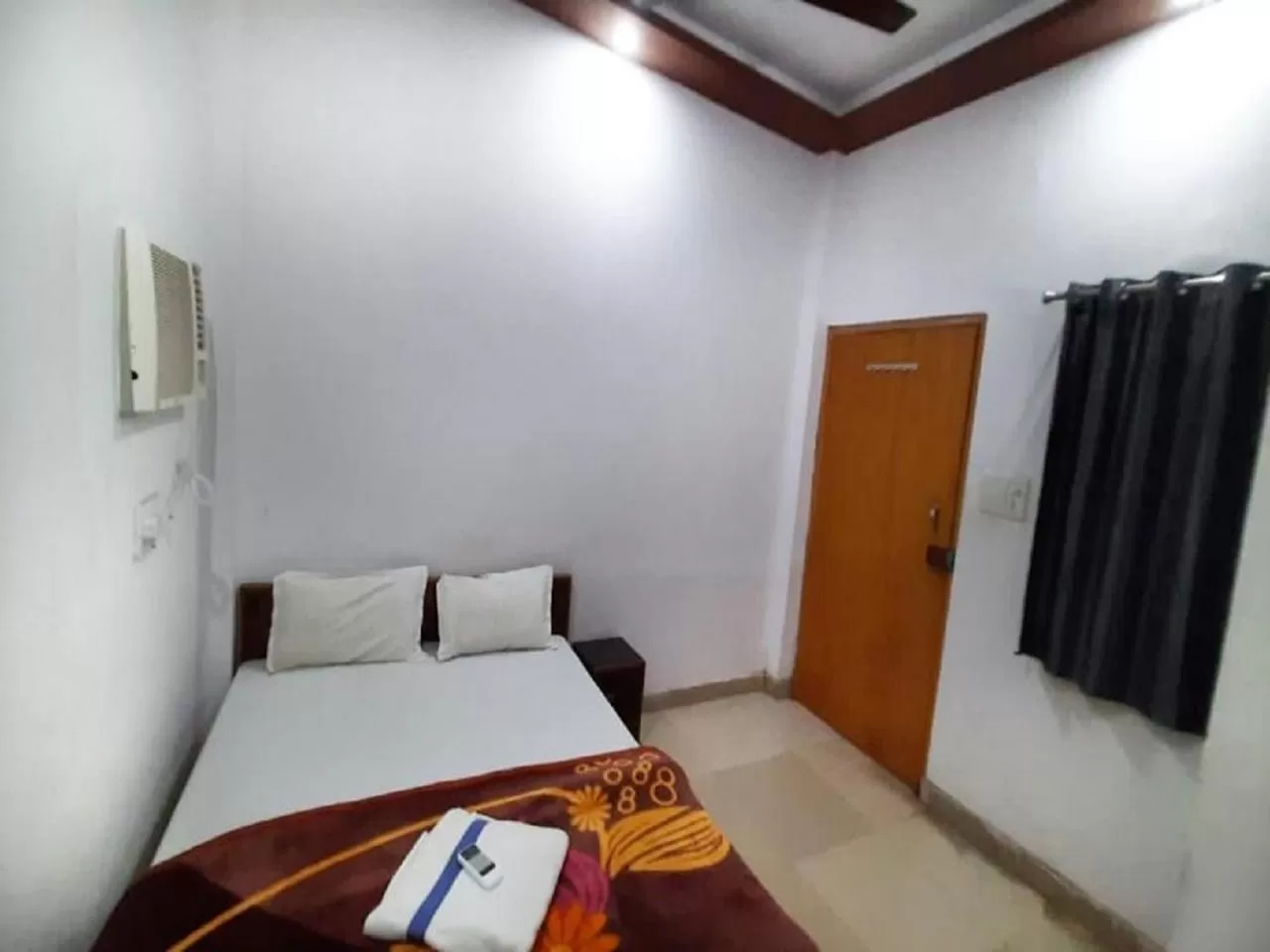 Bed in STAYMAKER Hotel Raj Ganga