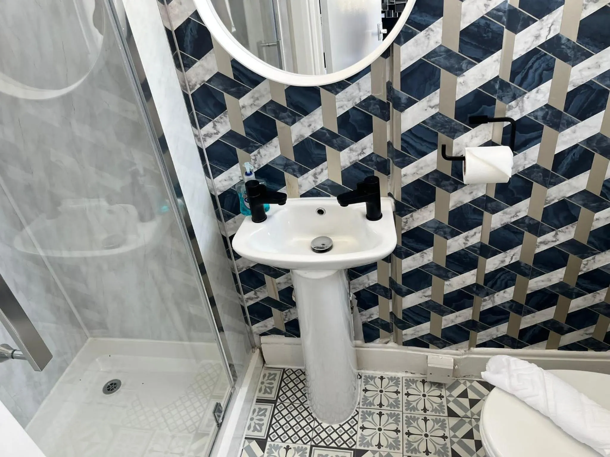 Bathroom in OYO Marine Parade Hotel, Eastbourne Pier