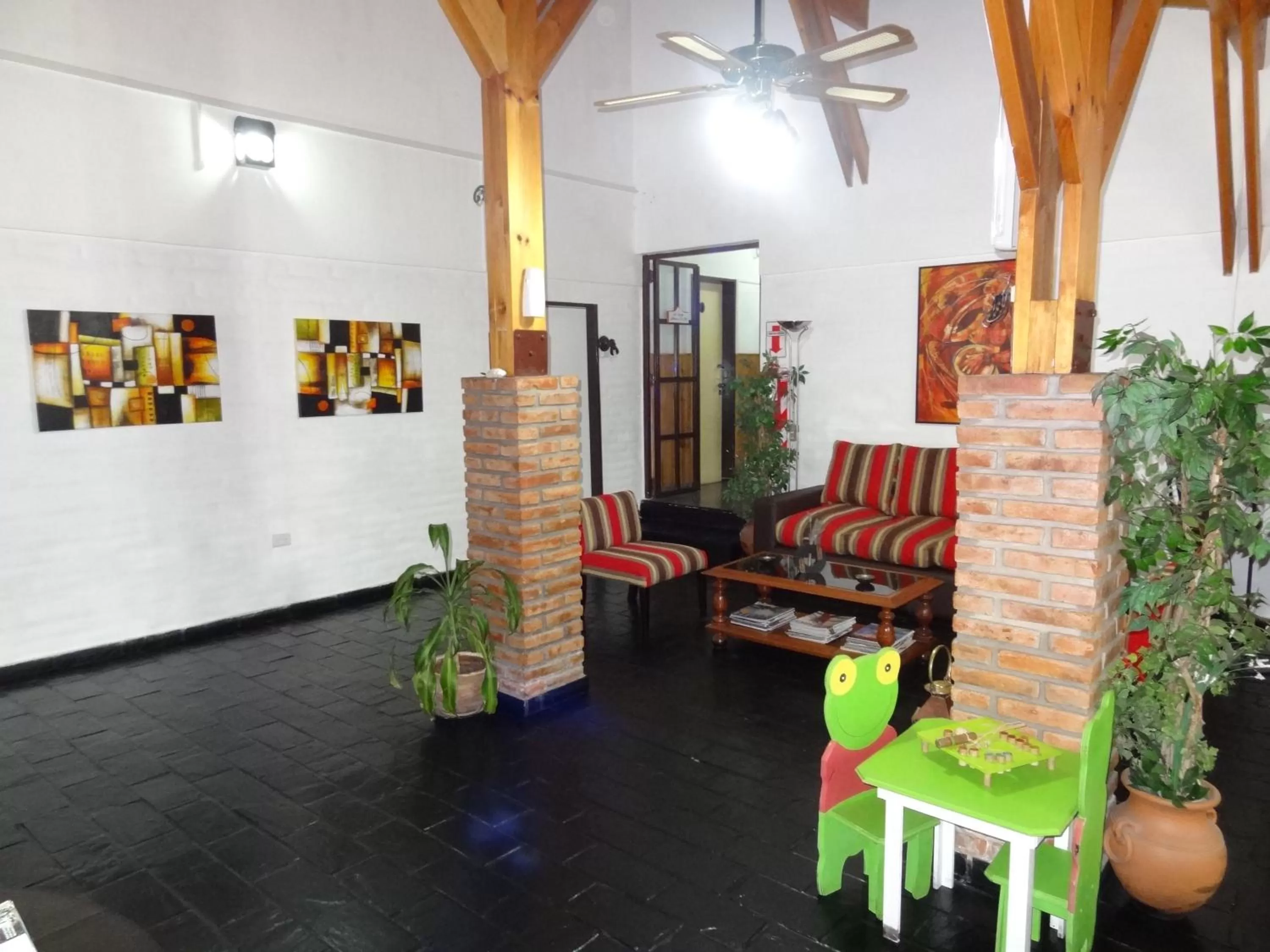 Communal lounge/ TV room in Hostería Lida