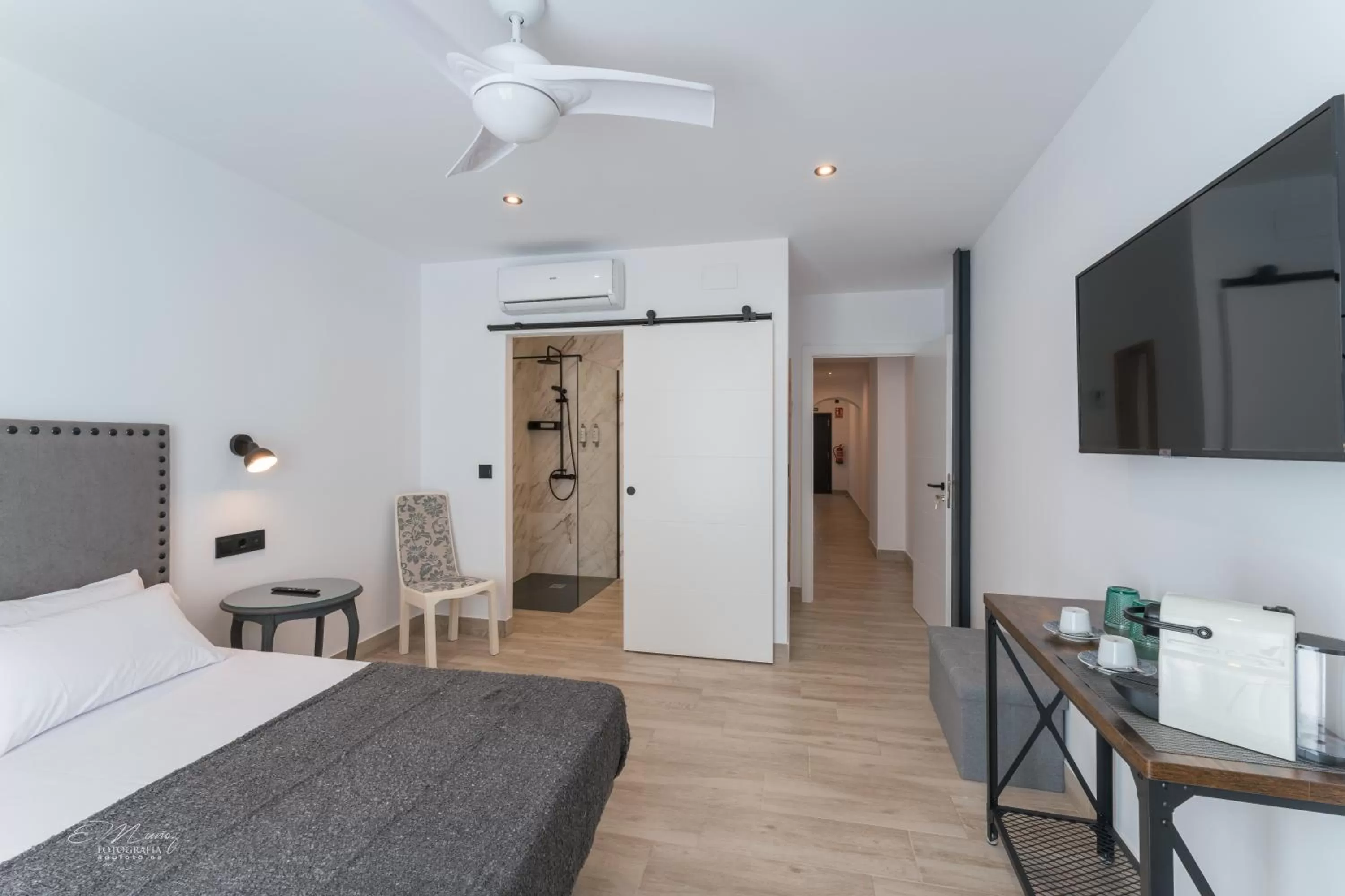 Photo of the whole room, TV/Entertainment Center in La Posada del Teatro H Boutique