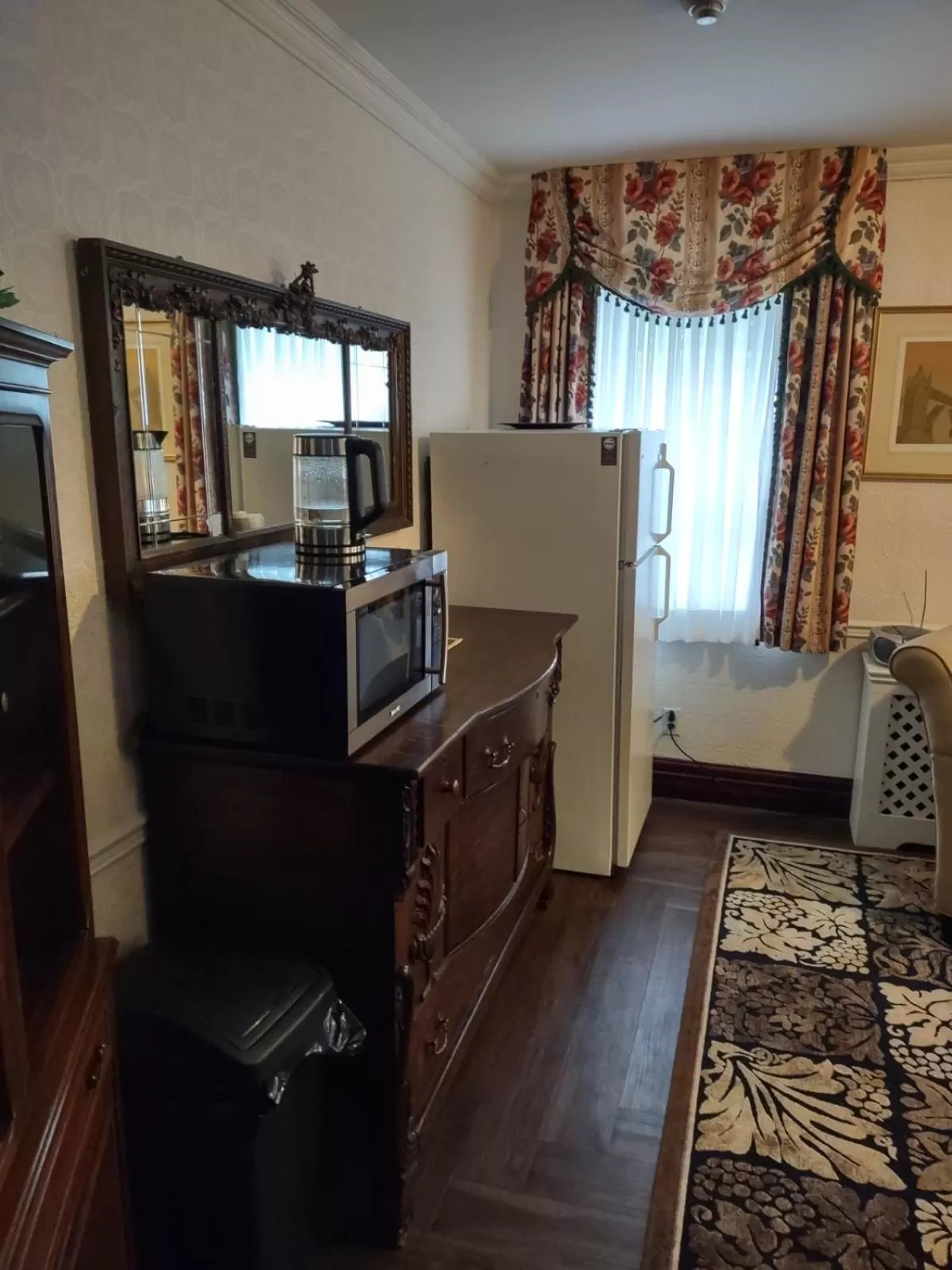 Coffee/tea facilities, TV/Entertainment Center in The King George Inn