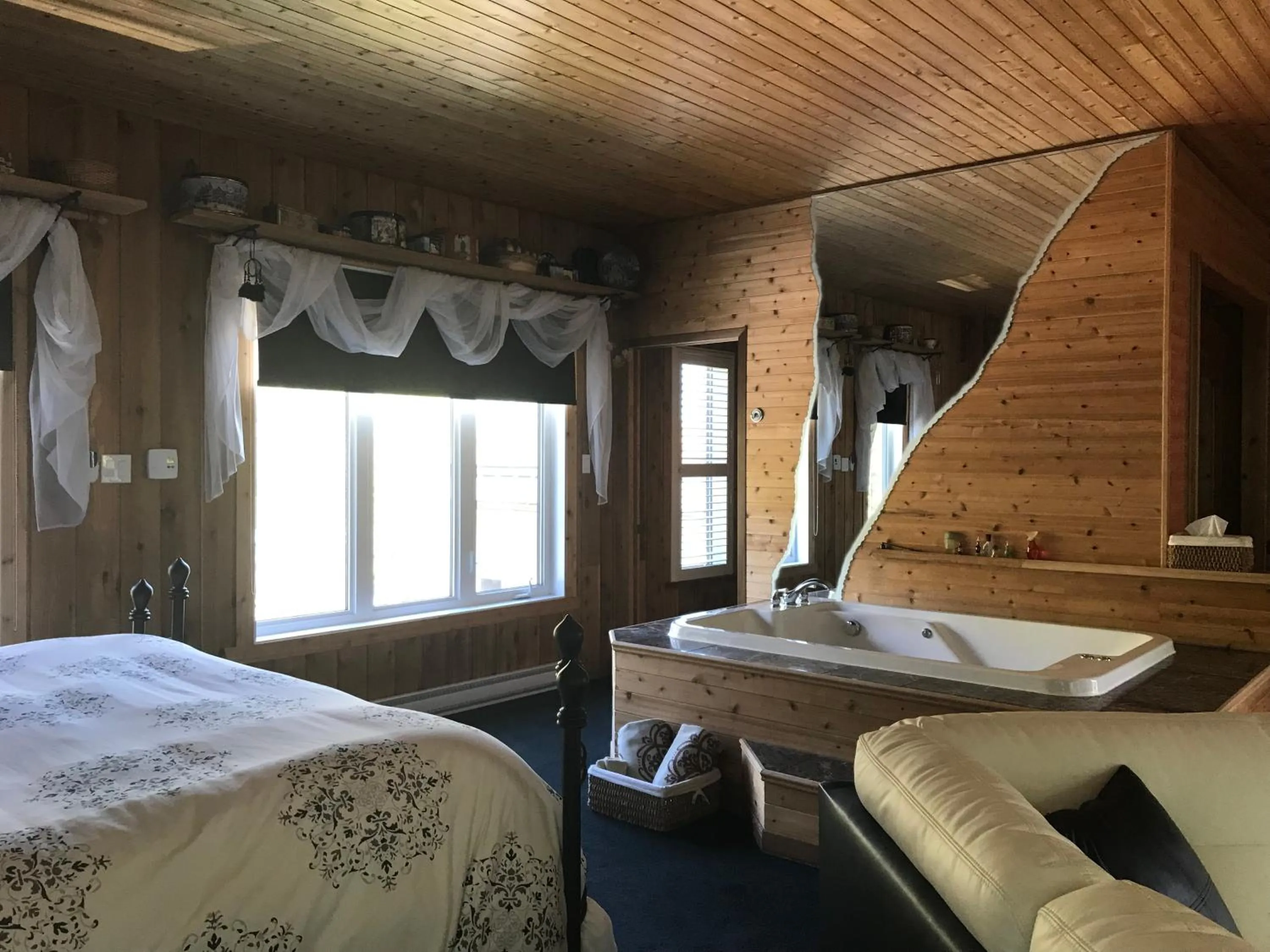 Bath, Bed in Auberge du Sault-à-la-Puce