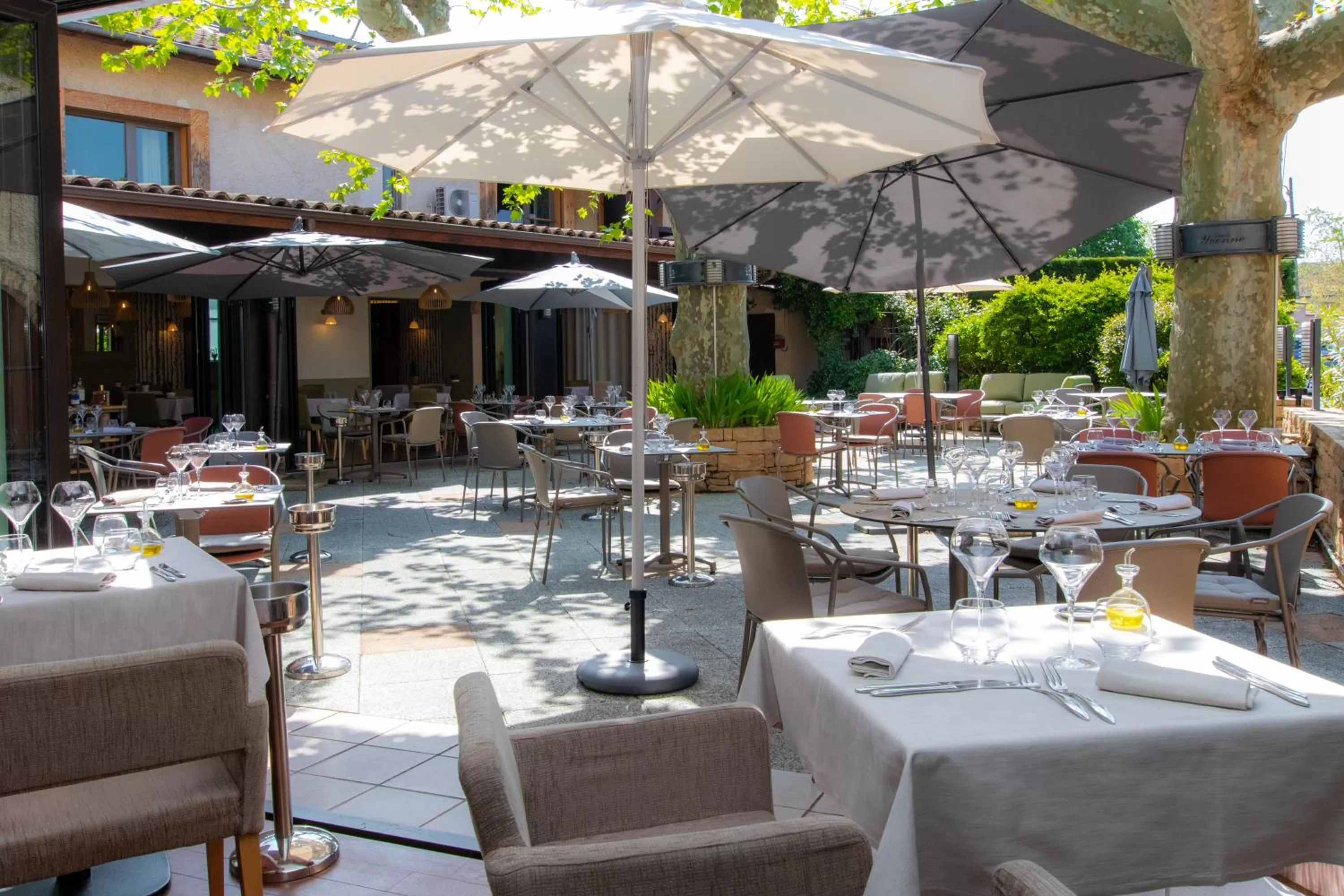 Patio in Logis Hôtel Tante Yvonne & son restaurant semi-gastronomique - Lyon Nord