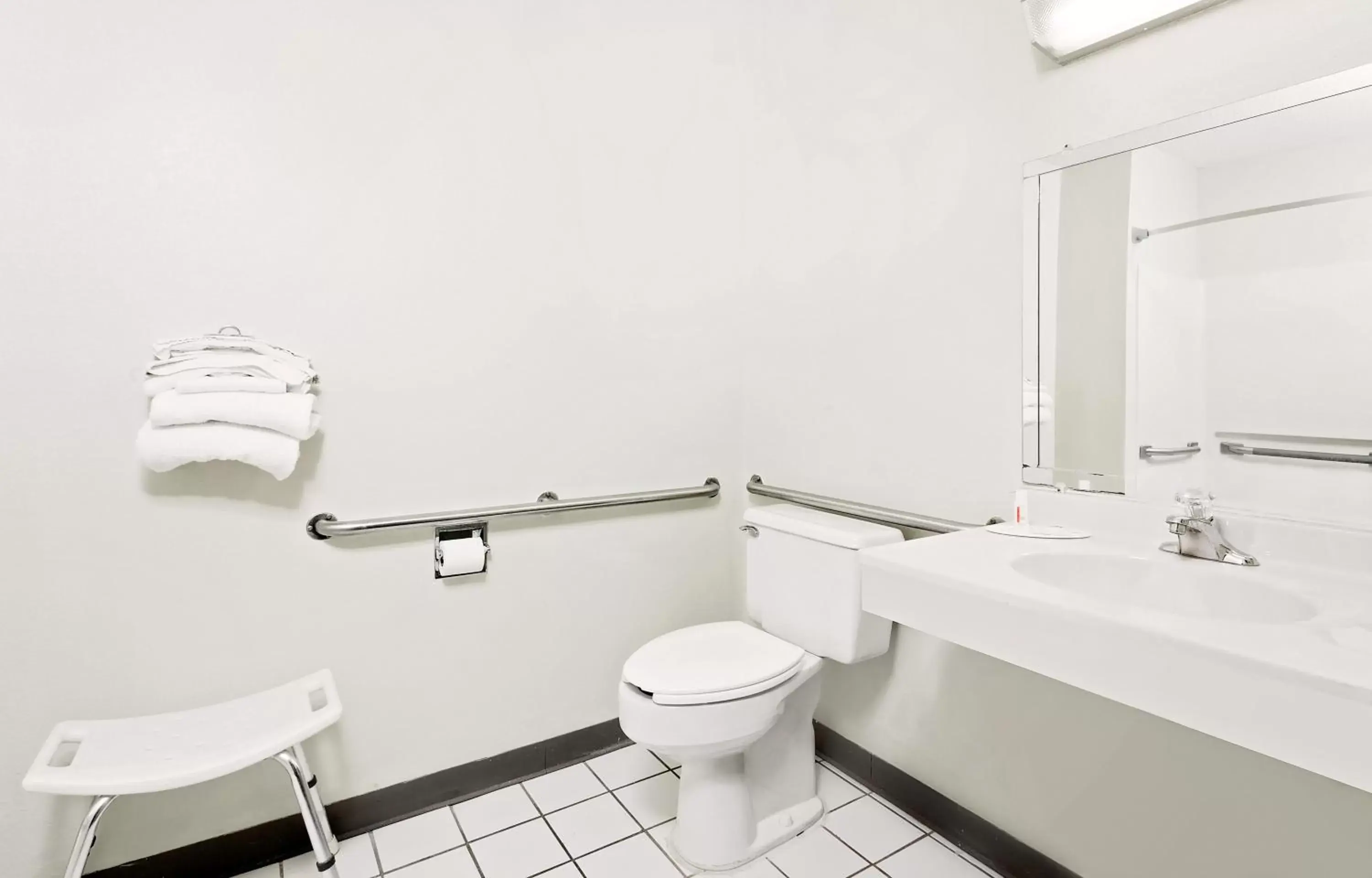 Queen Room - Mobility Access/Non-Smoking in Super 8 by Wyndham Carlisle-South Queen Room - Mobility Access/Non-Smoking in Super 8 by Wyndham Carlisle-South