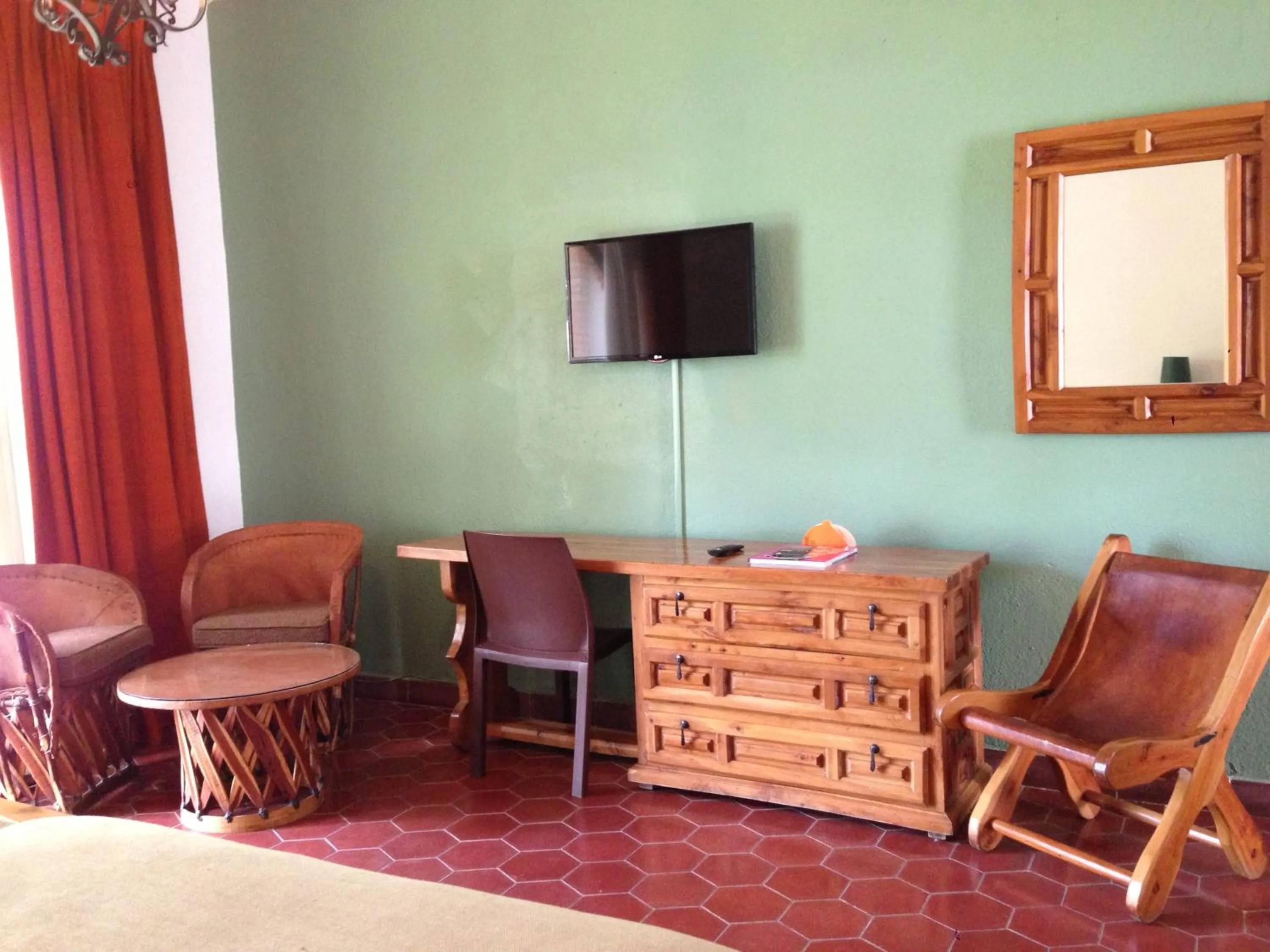 TV and multimedia, TV/Entertainment Center in Rancho Hotel Atascadero