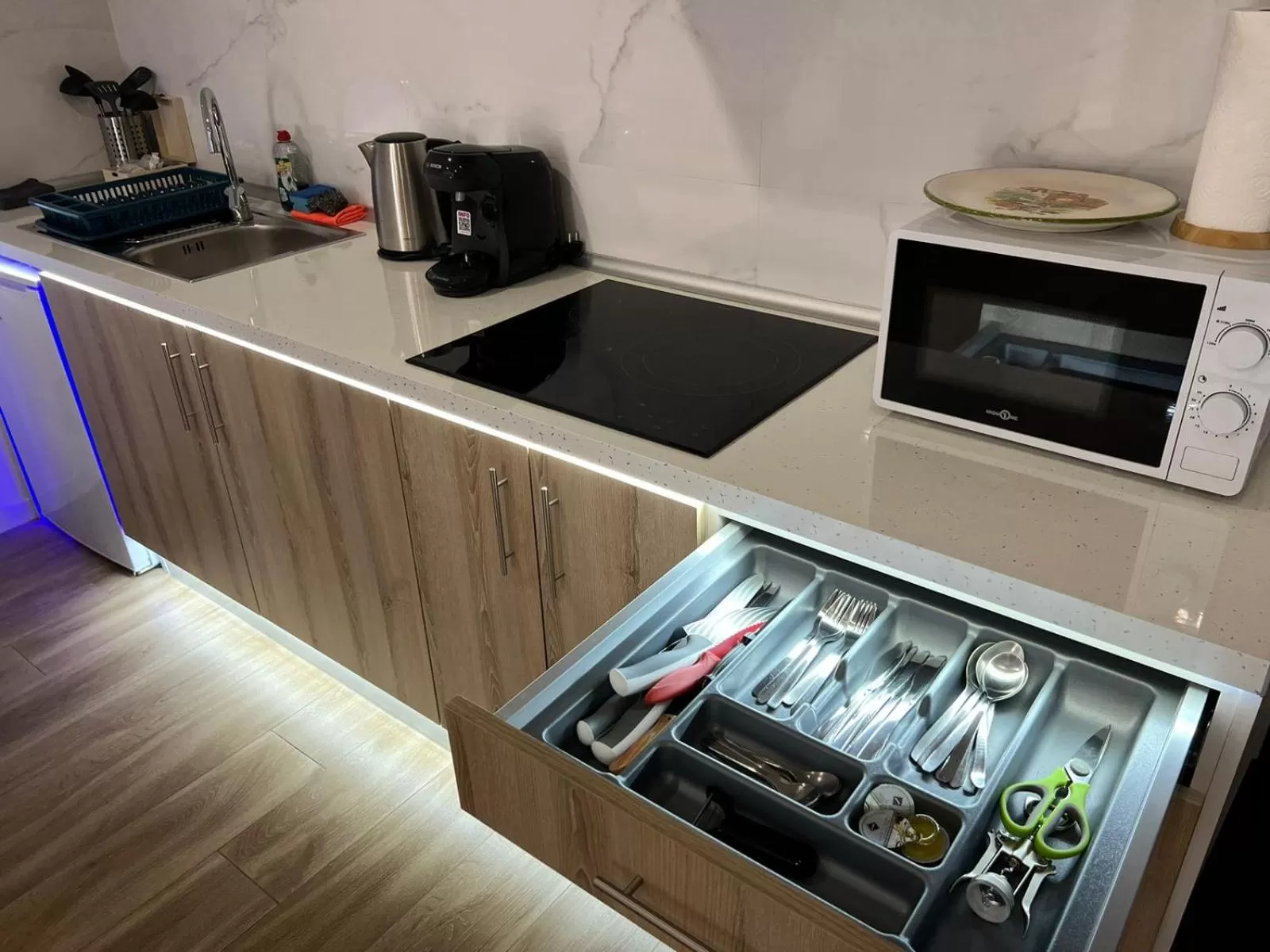 Coffee/tea facilities in Carbonell 1