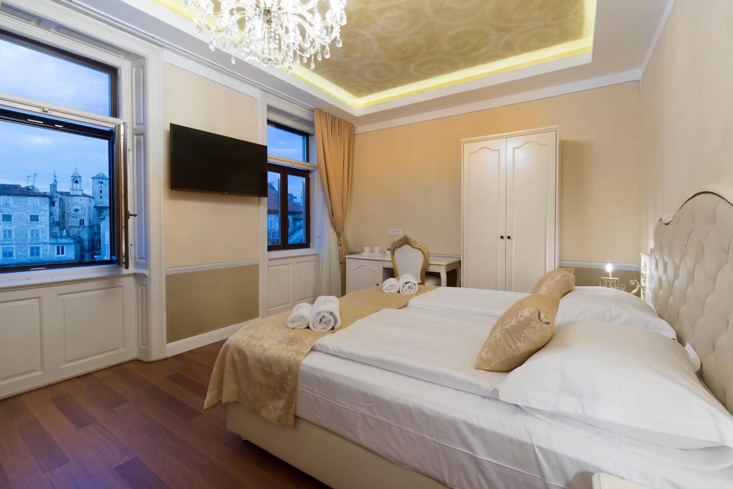 Bed in Central Square Heritage Hotel