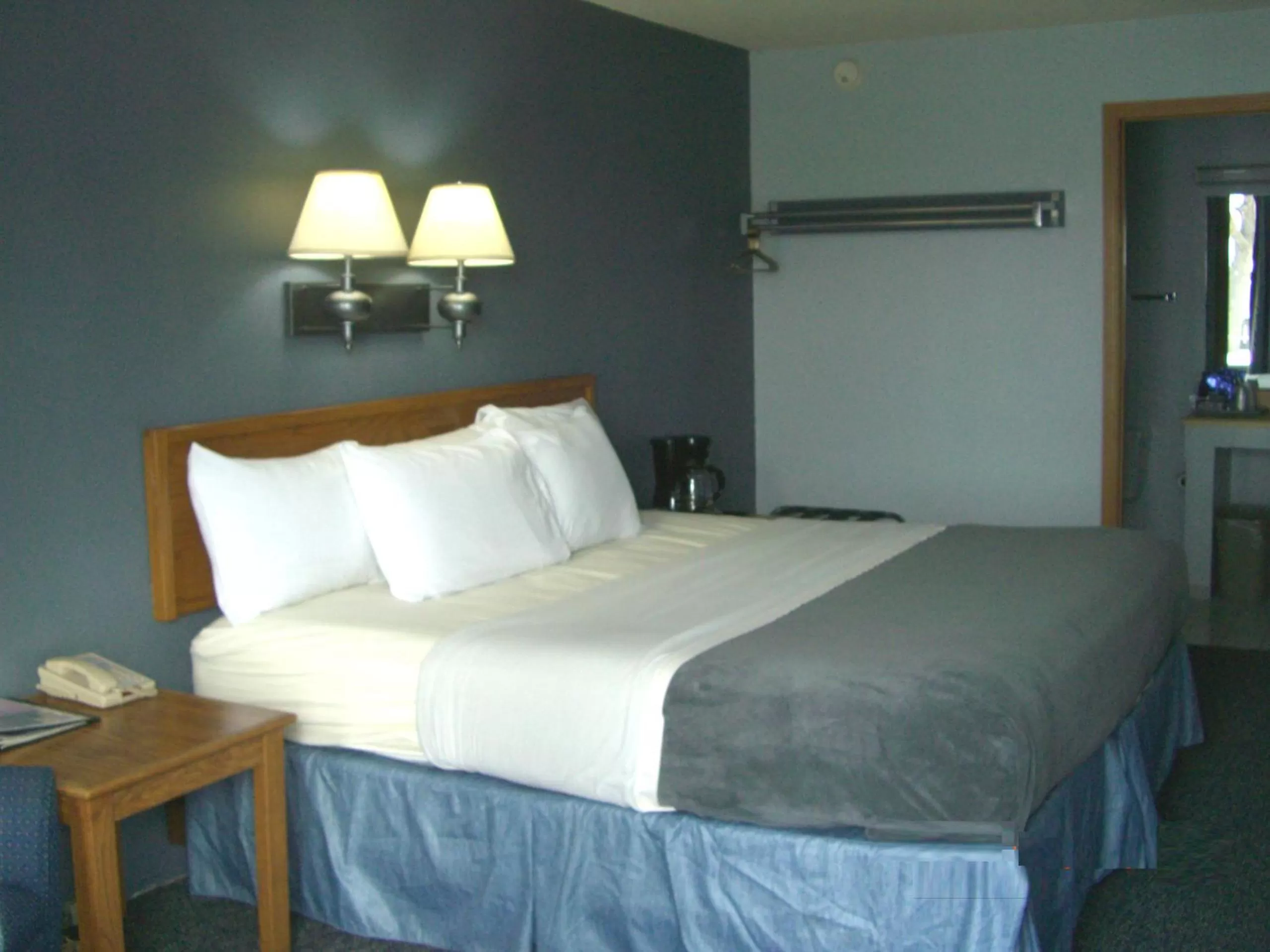 Bed in Quail's Nest Inn & Suites