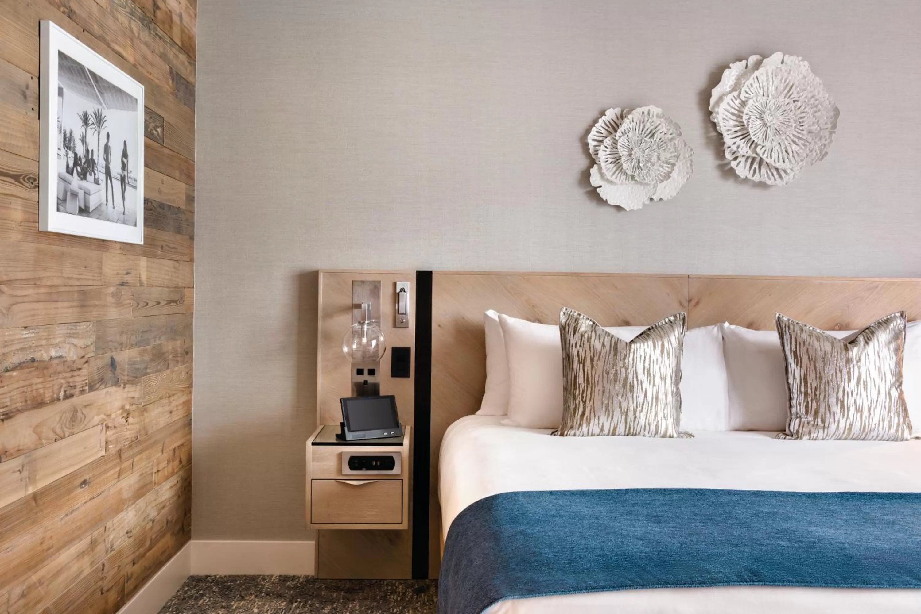 Bed in Seaside Hotel North Vancouver