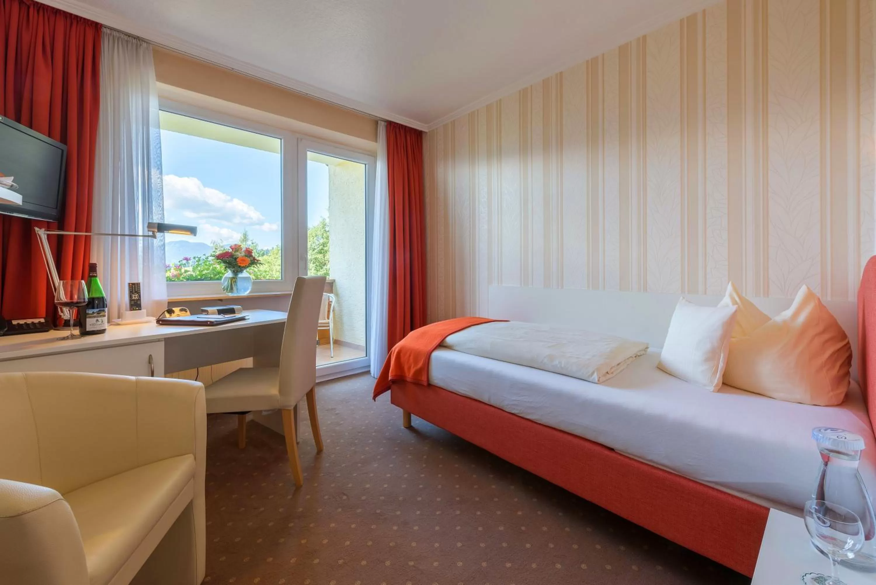 Photo of the whole room, Bed in Parkhotel Tannenhof
