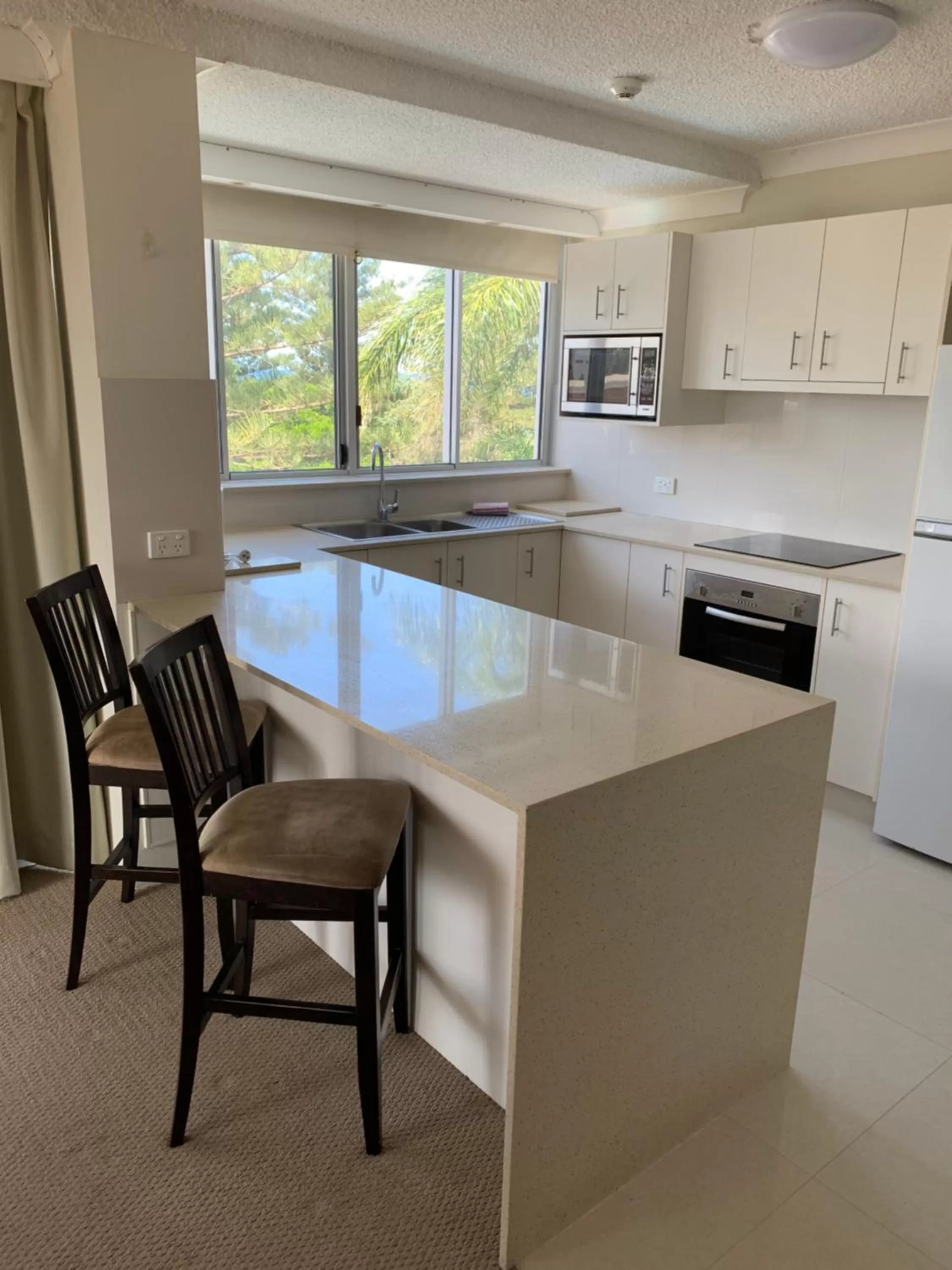 Kitchen or kitchenette in Pacific Regis Beachfront Holiday Apartments