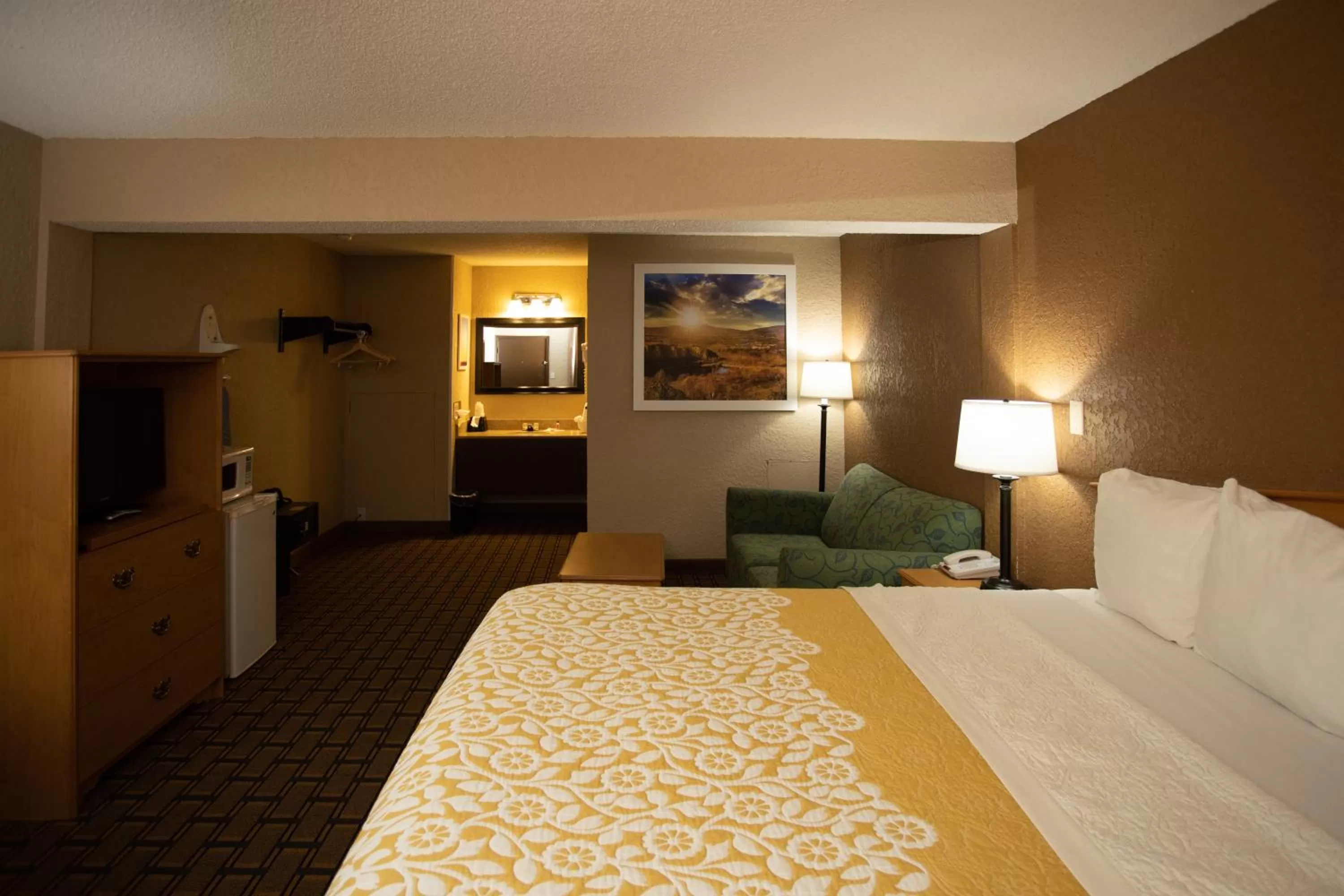 Photo of the whole room, Bed in Days Inn by Wyndham Fairmont