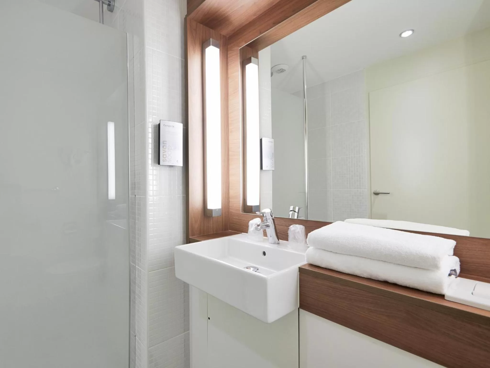 Bathroom in Campanile Lille Euralille