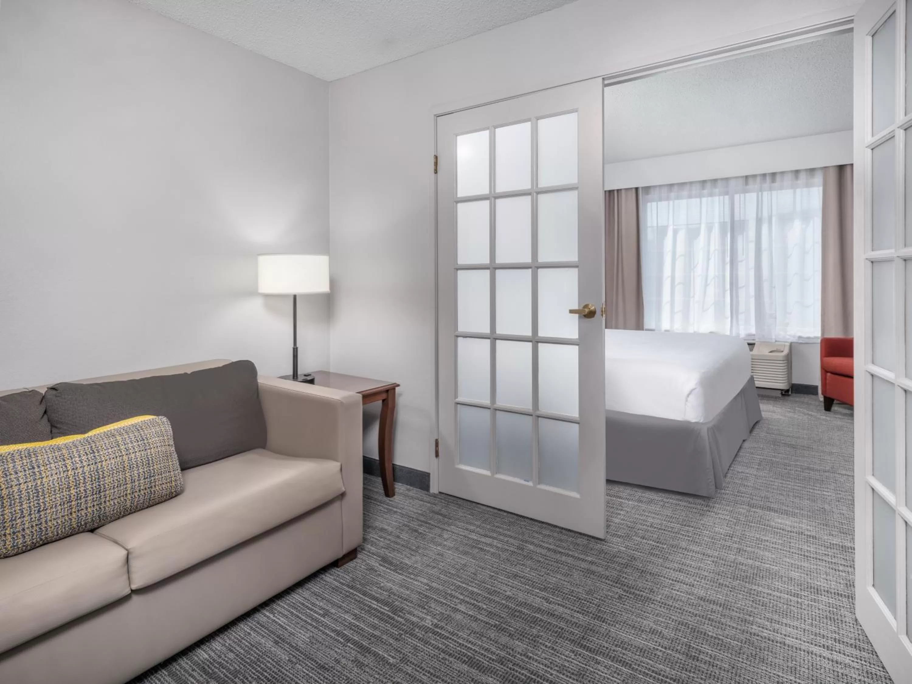 Living room in Country Inn & Suites by Radisson, Toledo, OH