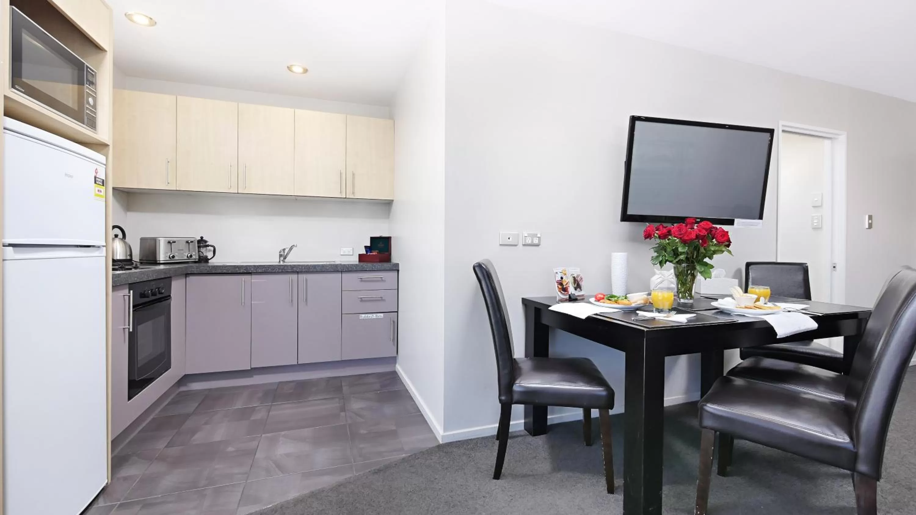 Kitchen or kitchenette in Arthur's Court Motor Lodge