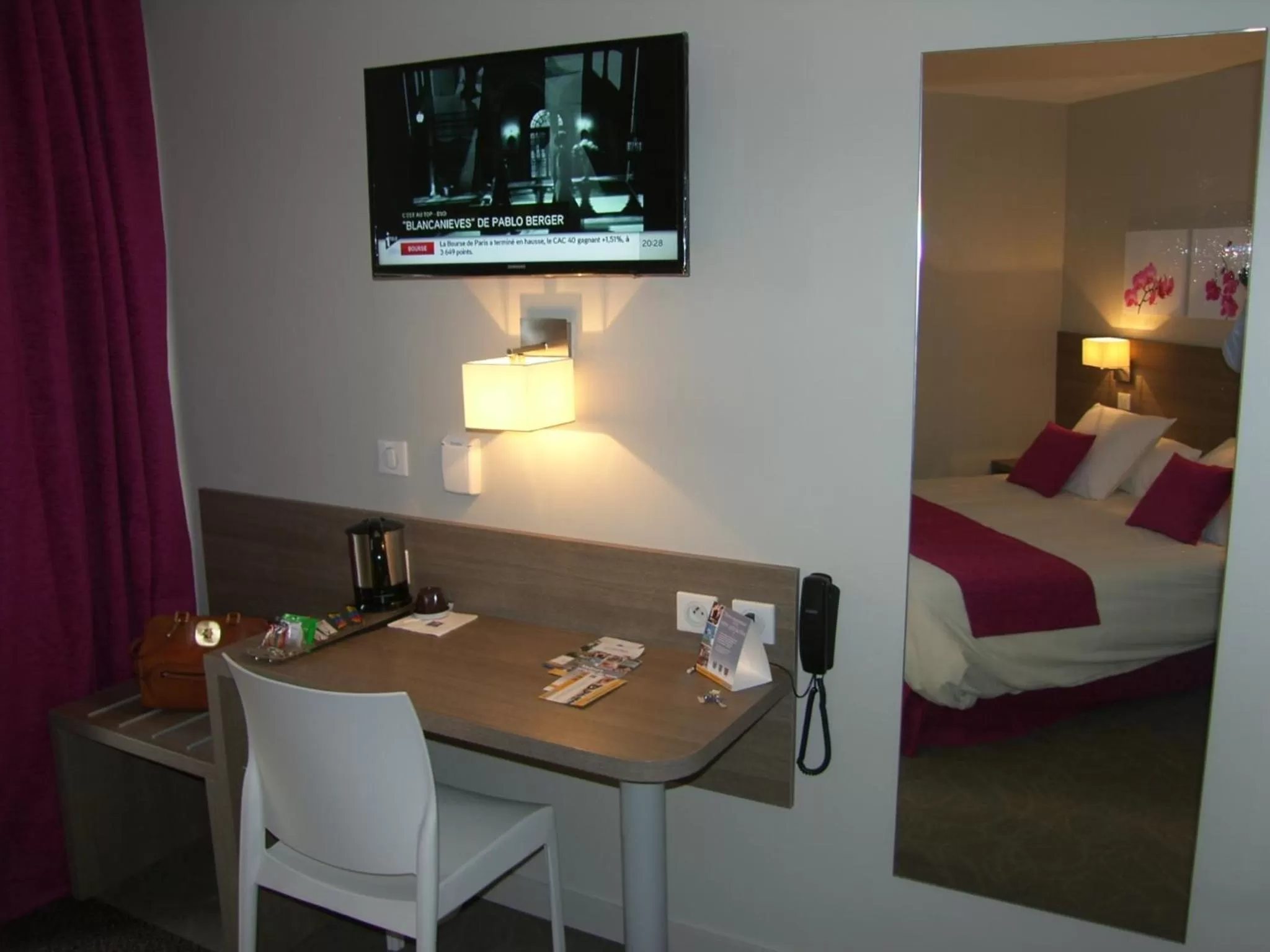 TV and multimedia, Bed in Kyriad Annemasse - Geneve