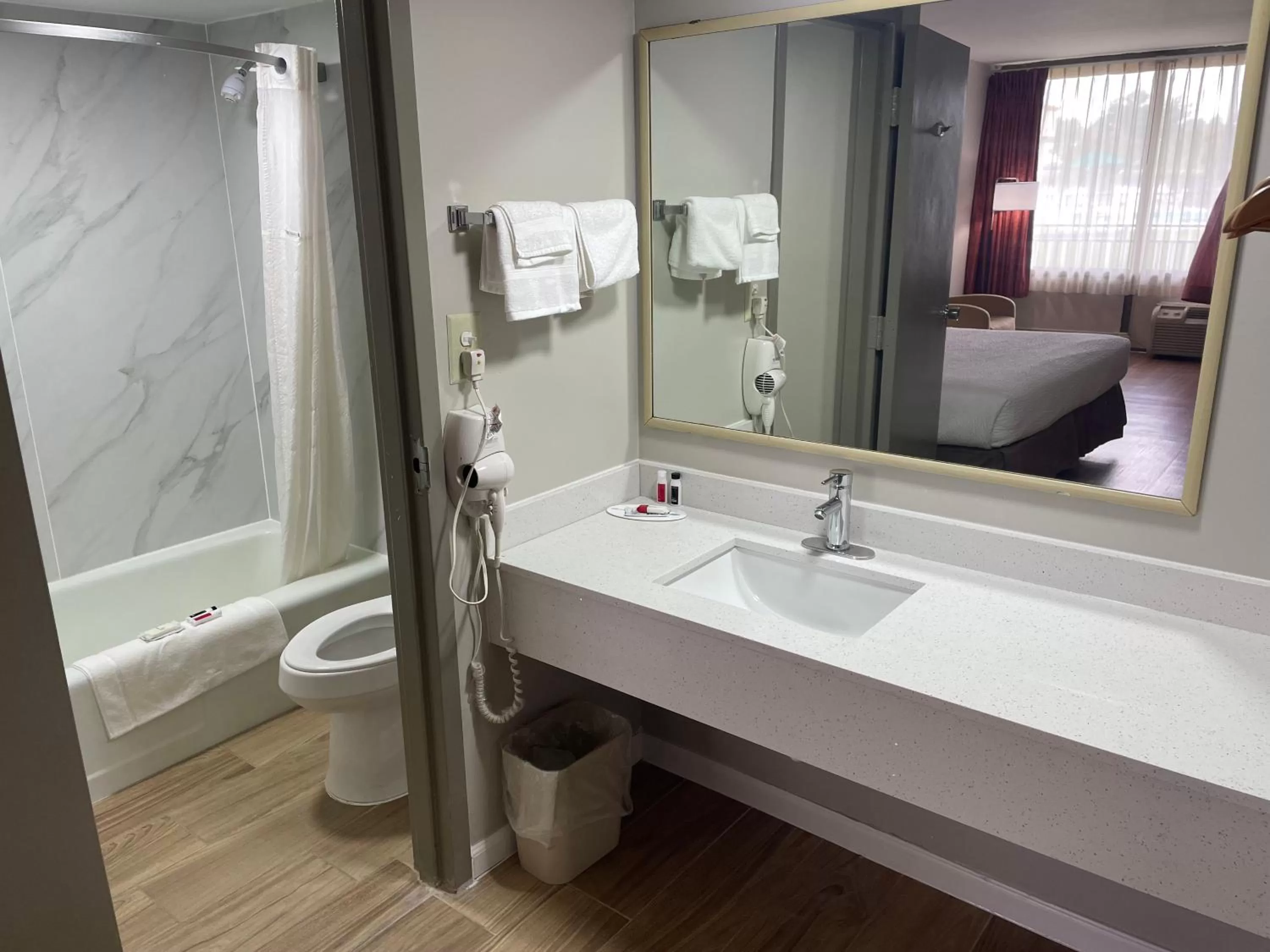 Bathroom, Bed in Days Inn by Wyndham Valdosta/Near Valdosta Mall