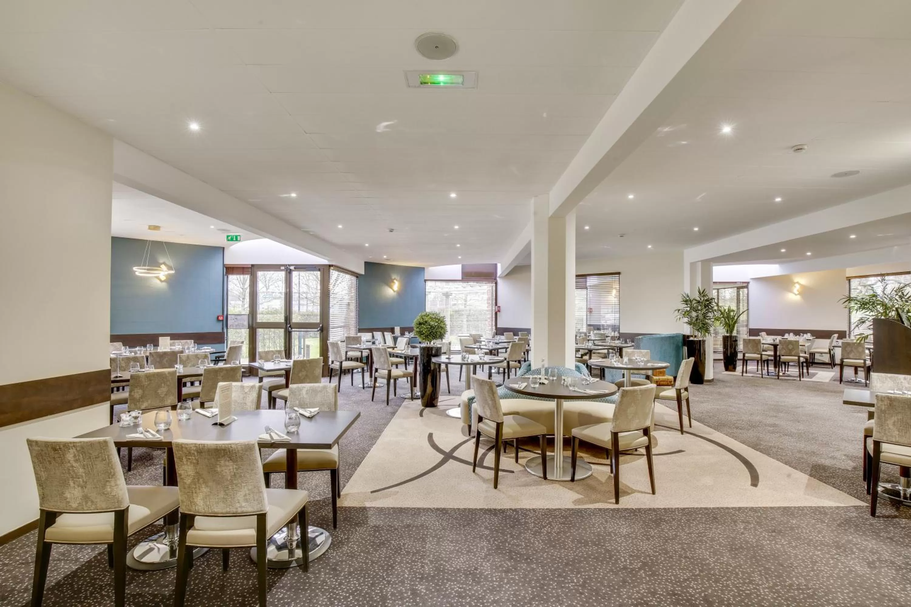 Restaurant/places to eat in Mercure Maurepas Saint Quentin