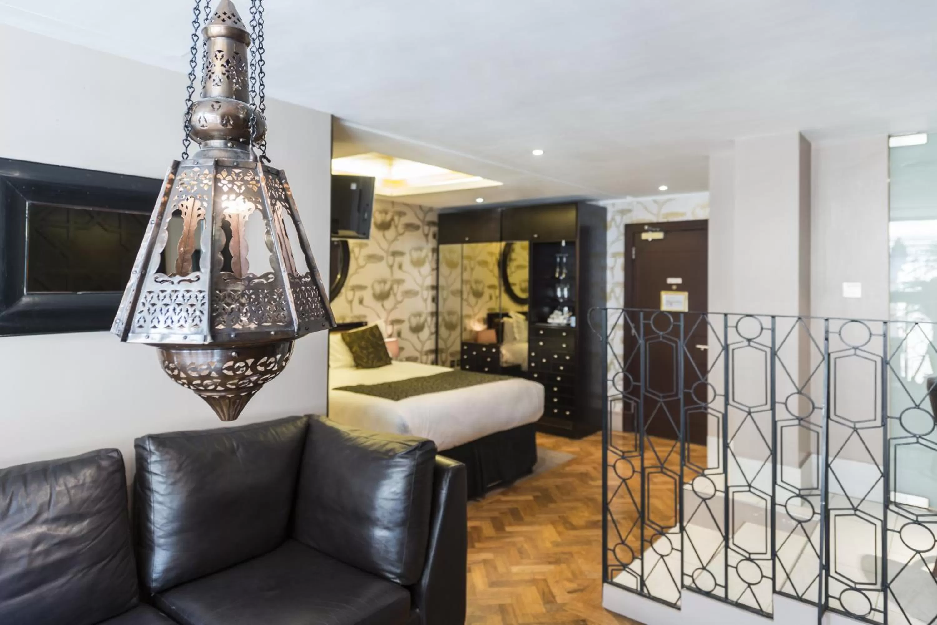 Photo of the whole room in Le Monde Hotel