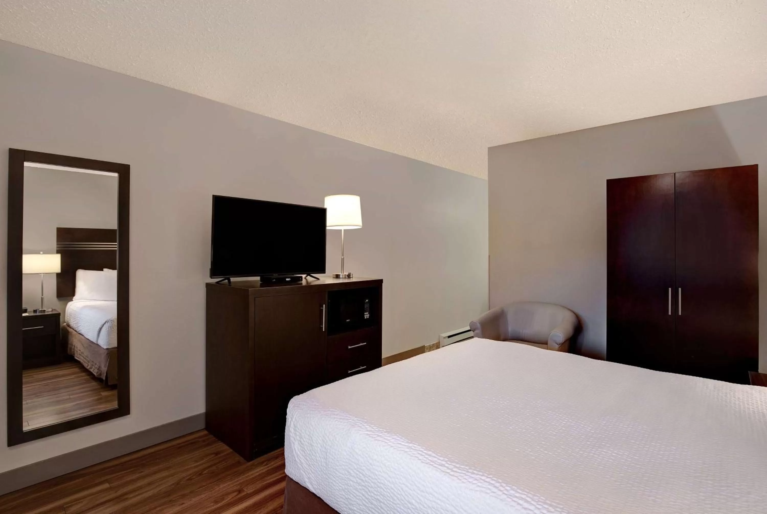 Bed in Days Inn by Wyndham Vernon