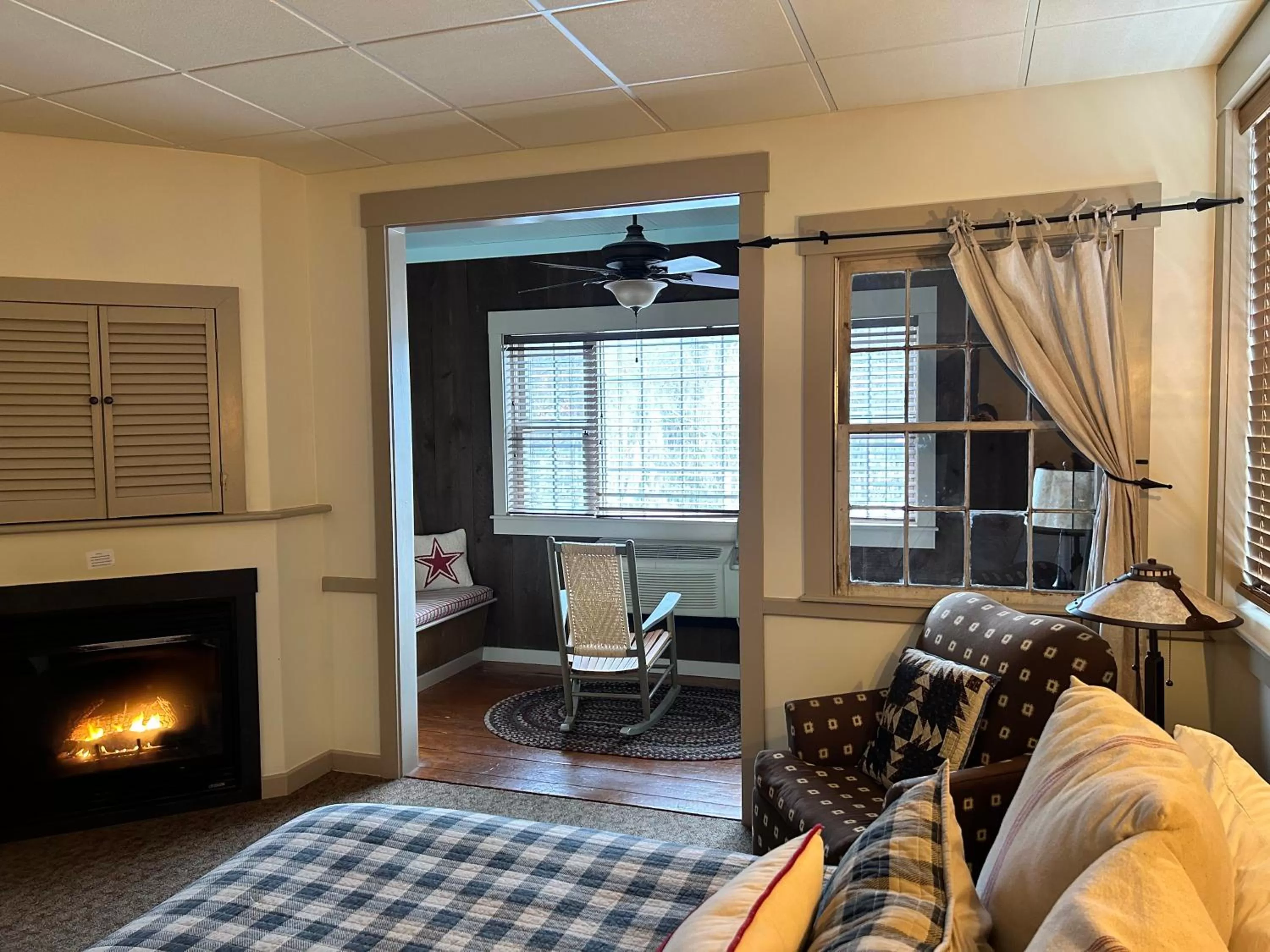 Seating area in The Common Man Inn, Spa & Lodge