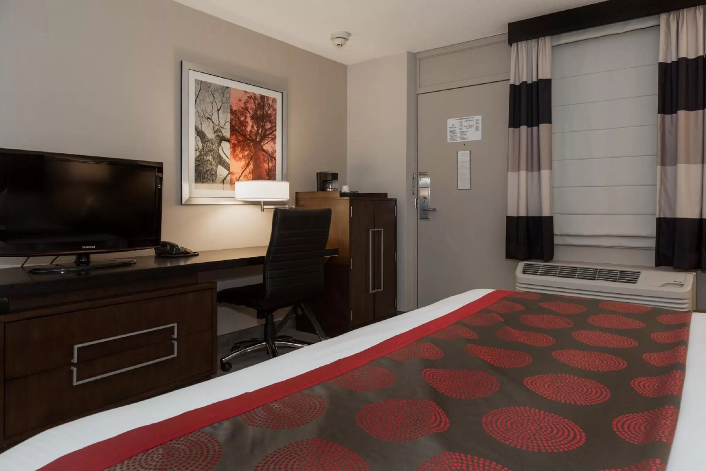 TV and multimedia, Bed in Ramada by Wyndham Boston