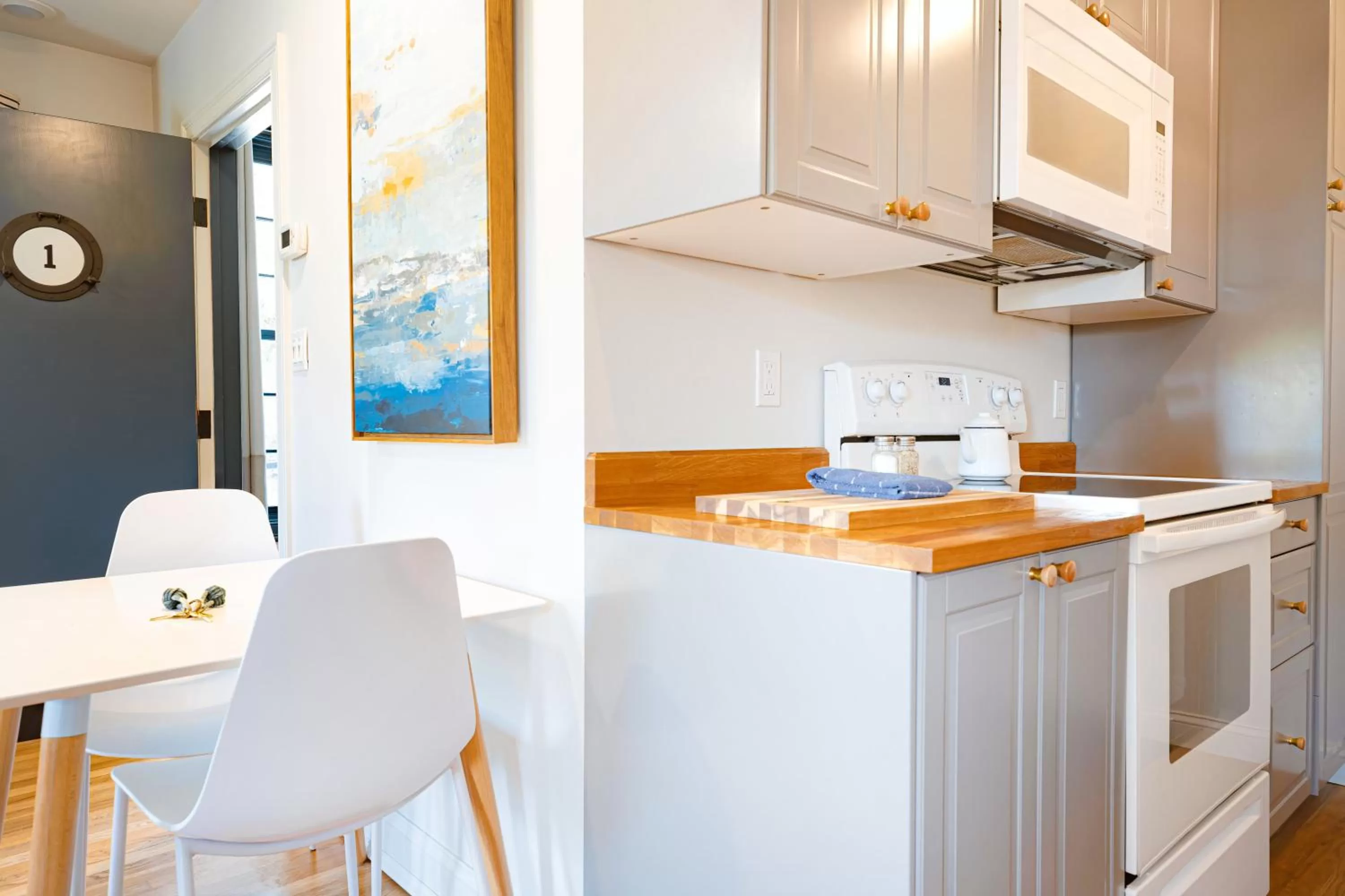 Kitchen or kitchenette, Kitchen/Kitchenette in GREAT ISLAND INN - A Modern Boutique Hotel