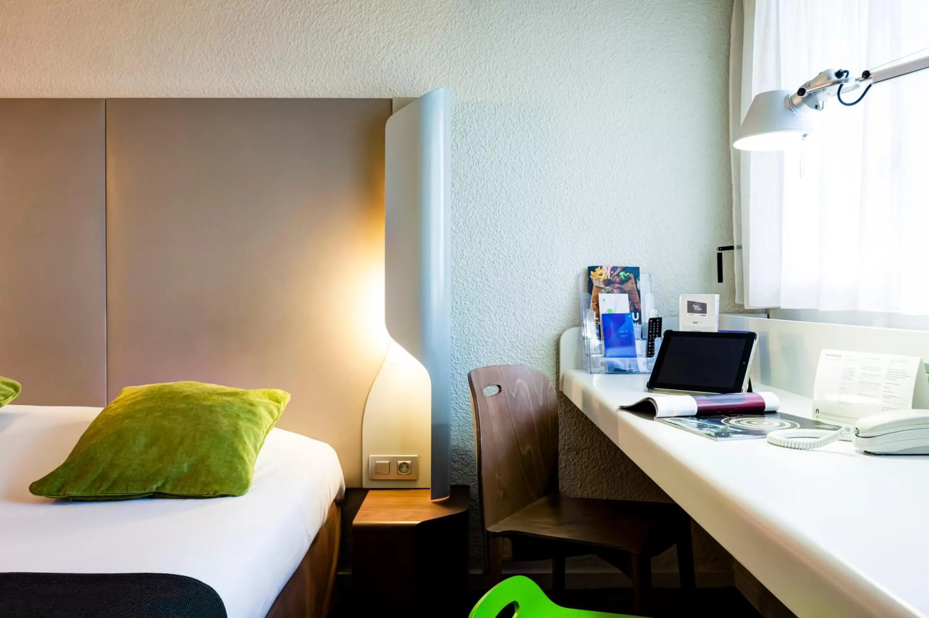 Shower, Bed in Campanile Evry Ouest - Corbeil Essonnes