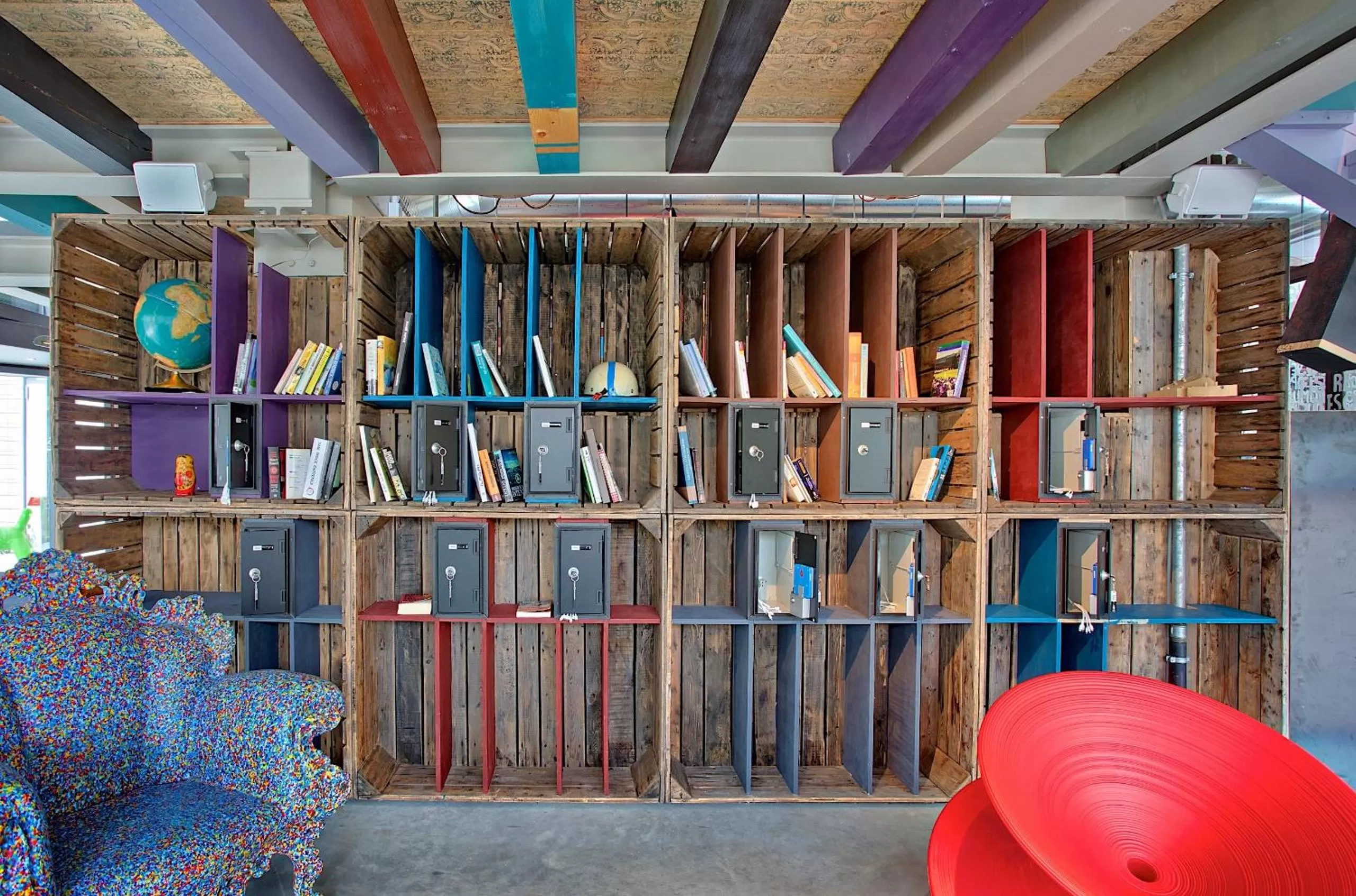 Library in Anda Venice Hostel