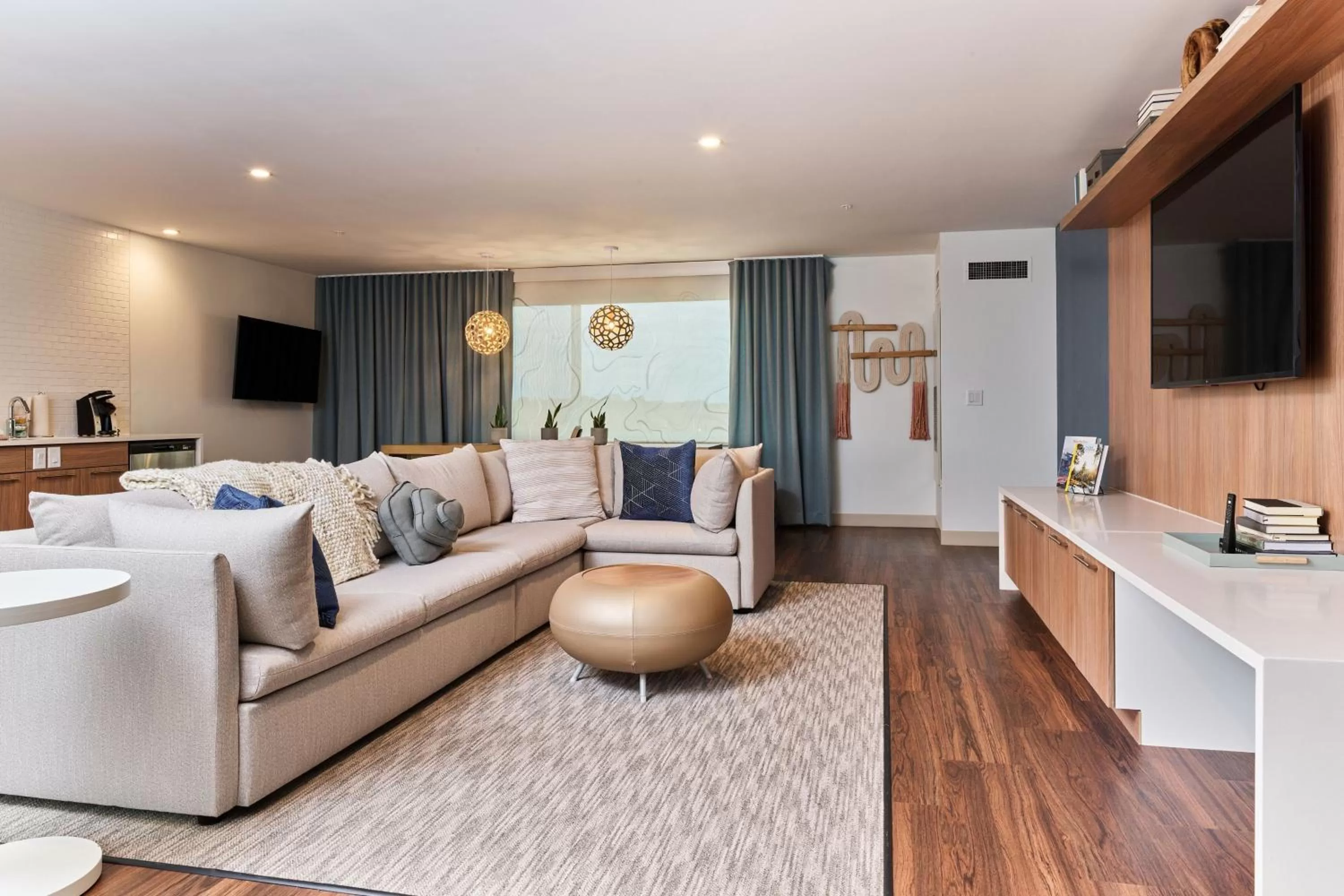 Photo of the whole room in Element Chattanooga East