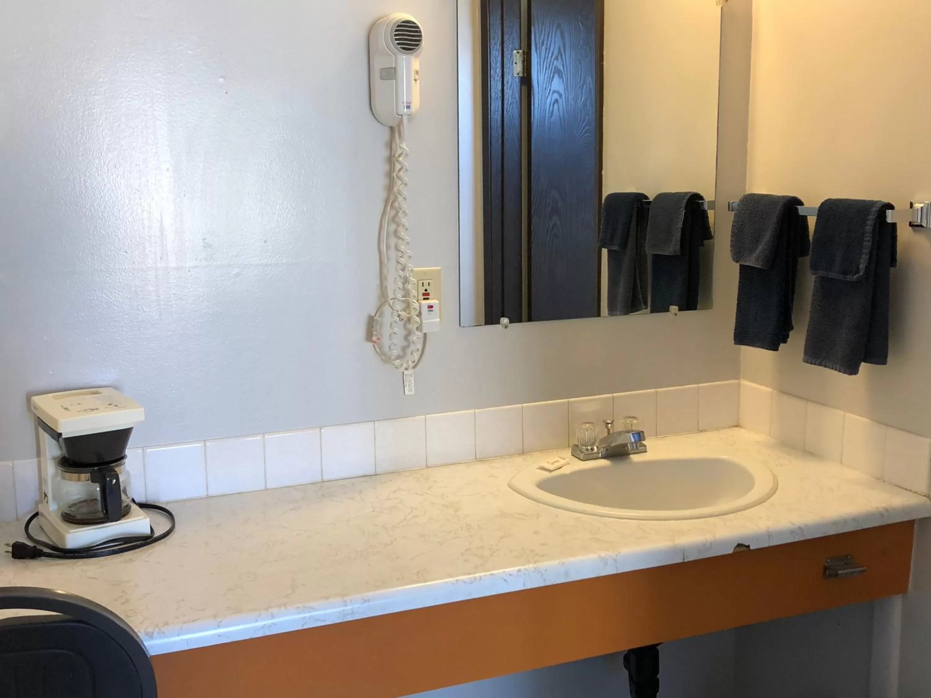 towels in Howard Johnson by Wyndham Edson