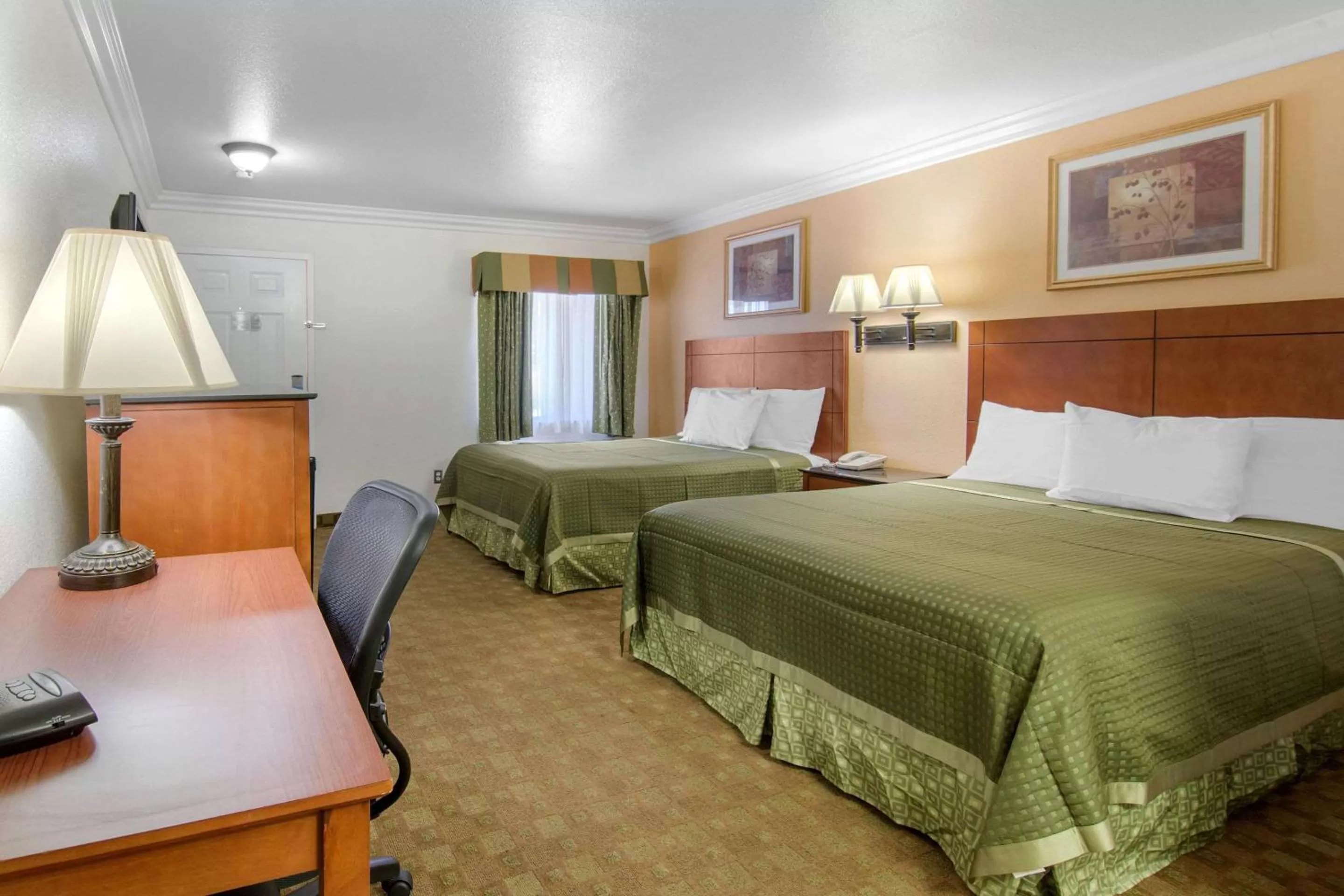 Photo of the whole room, Bed in Rodeway Inn Adelanto US 395