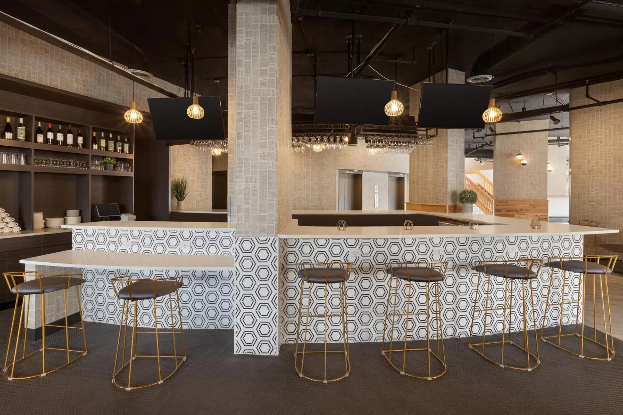 Lounge or bar in Holiday Inn Philadelphia Arpt-Stadium Area by IHG