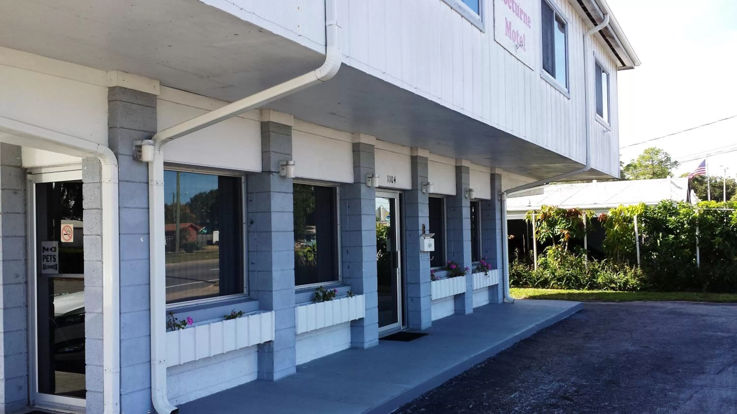 Facade/entrance in Nocturne Motel