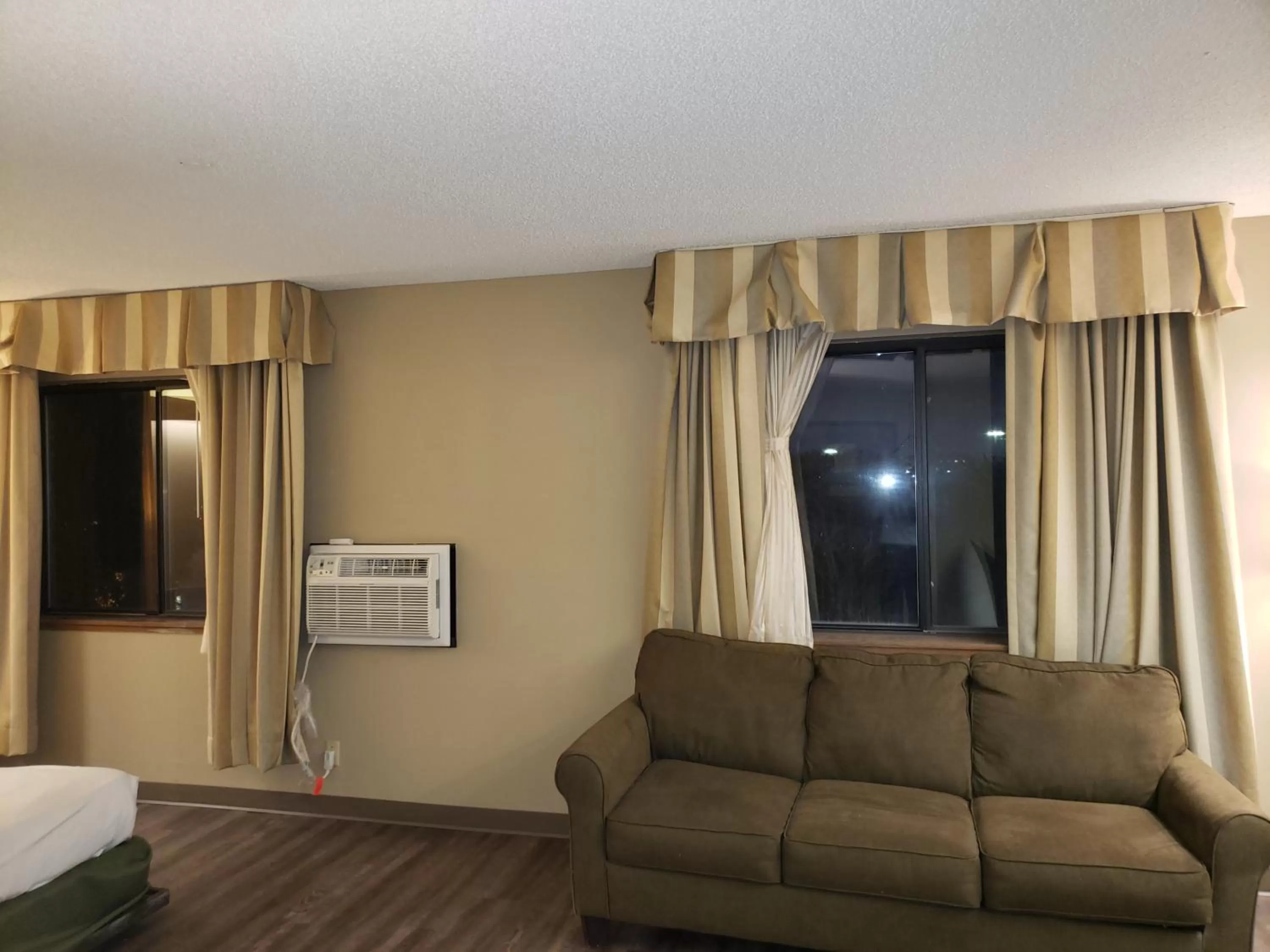 Living room in Super 8 by Wyndham Milwaukee Airport