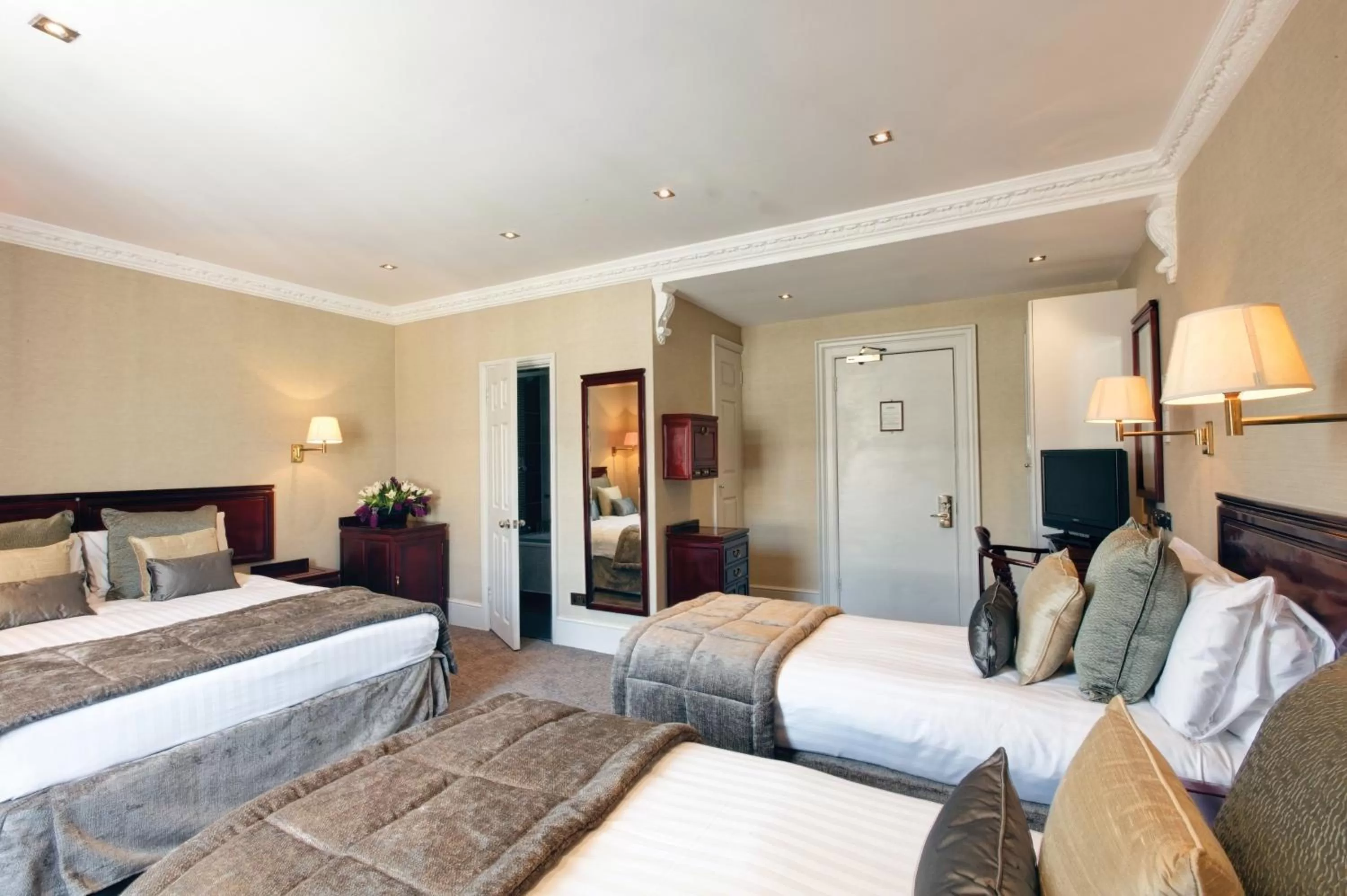 Photo of the whole room, Bed in Gem Strathmore Hotel