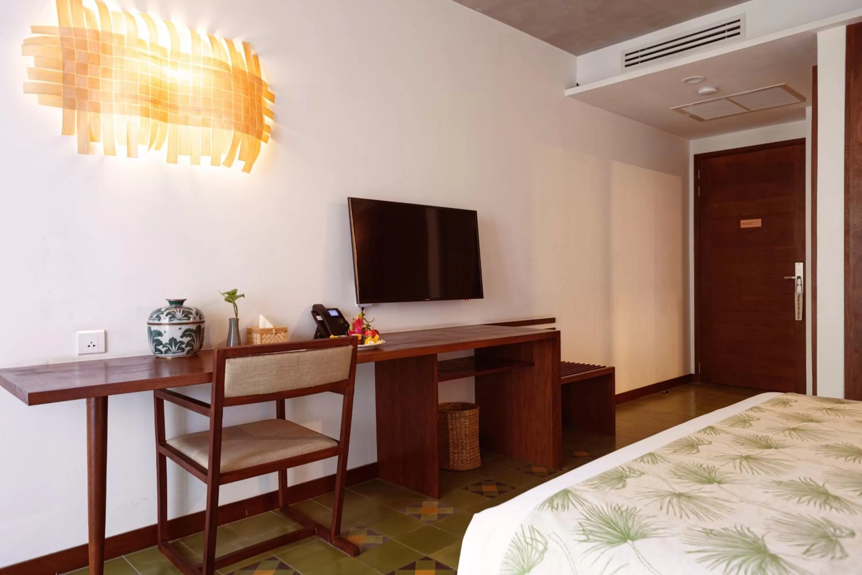 Communal lounge/ TV room, Bed in Penh House Hotel