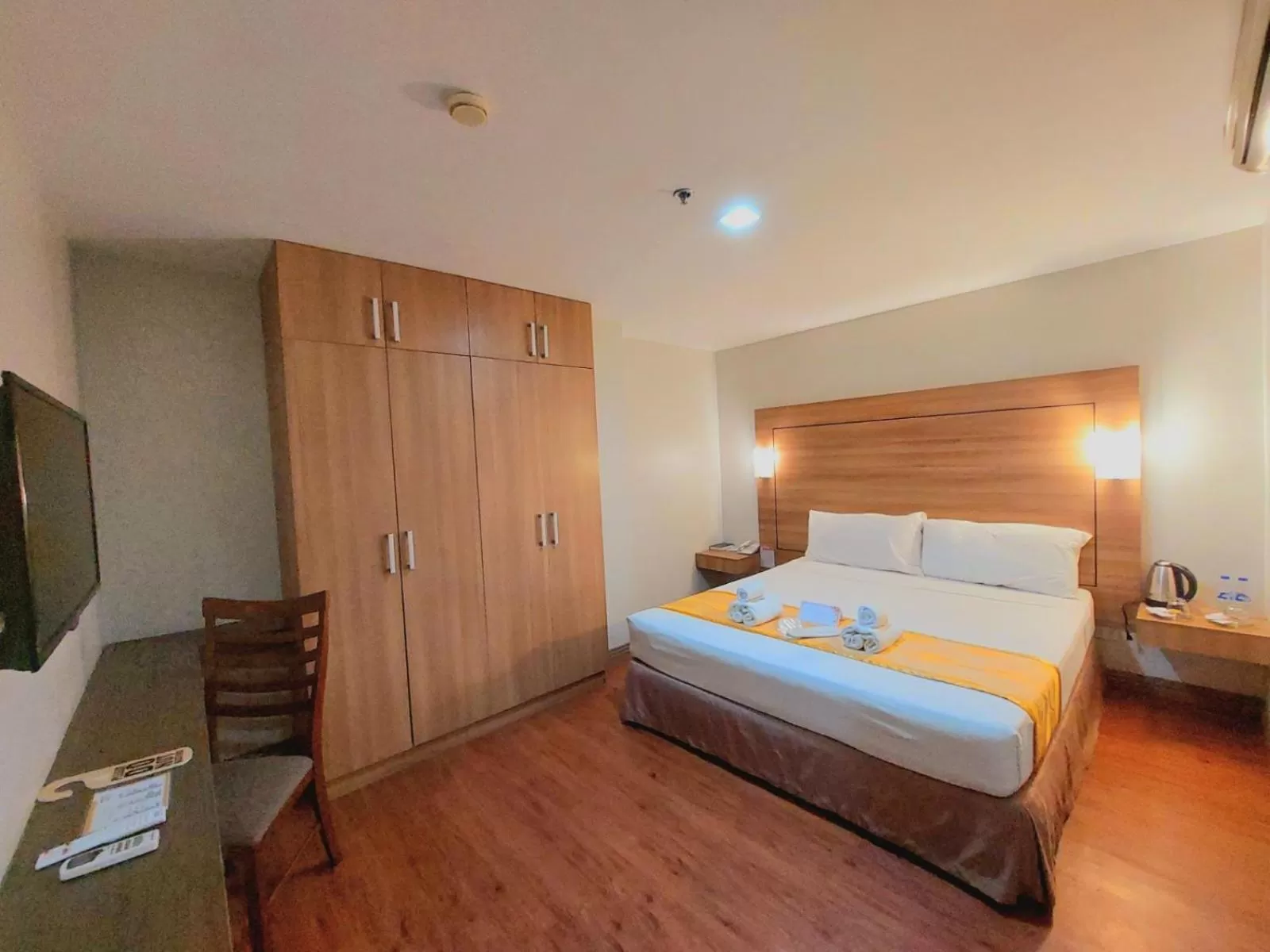 Standard  Room no window in Tagaytay Hotel SixB