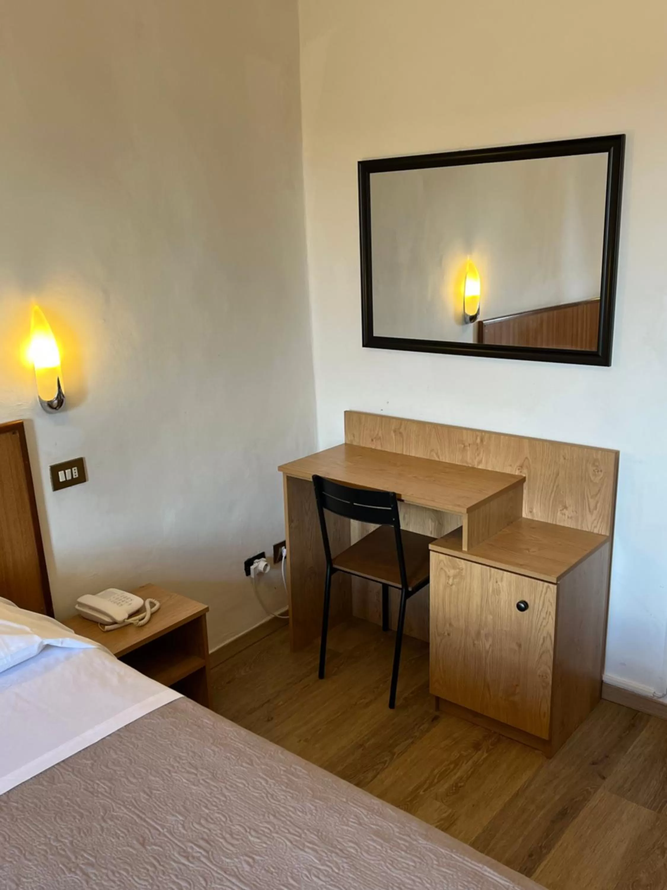 hair dresser, Bed in Hotel Umbria