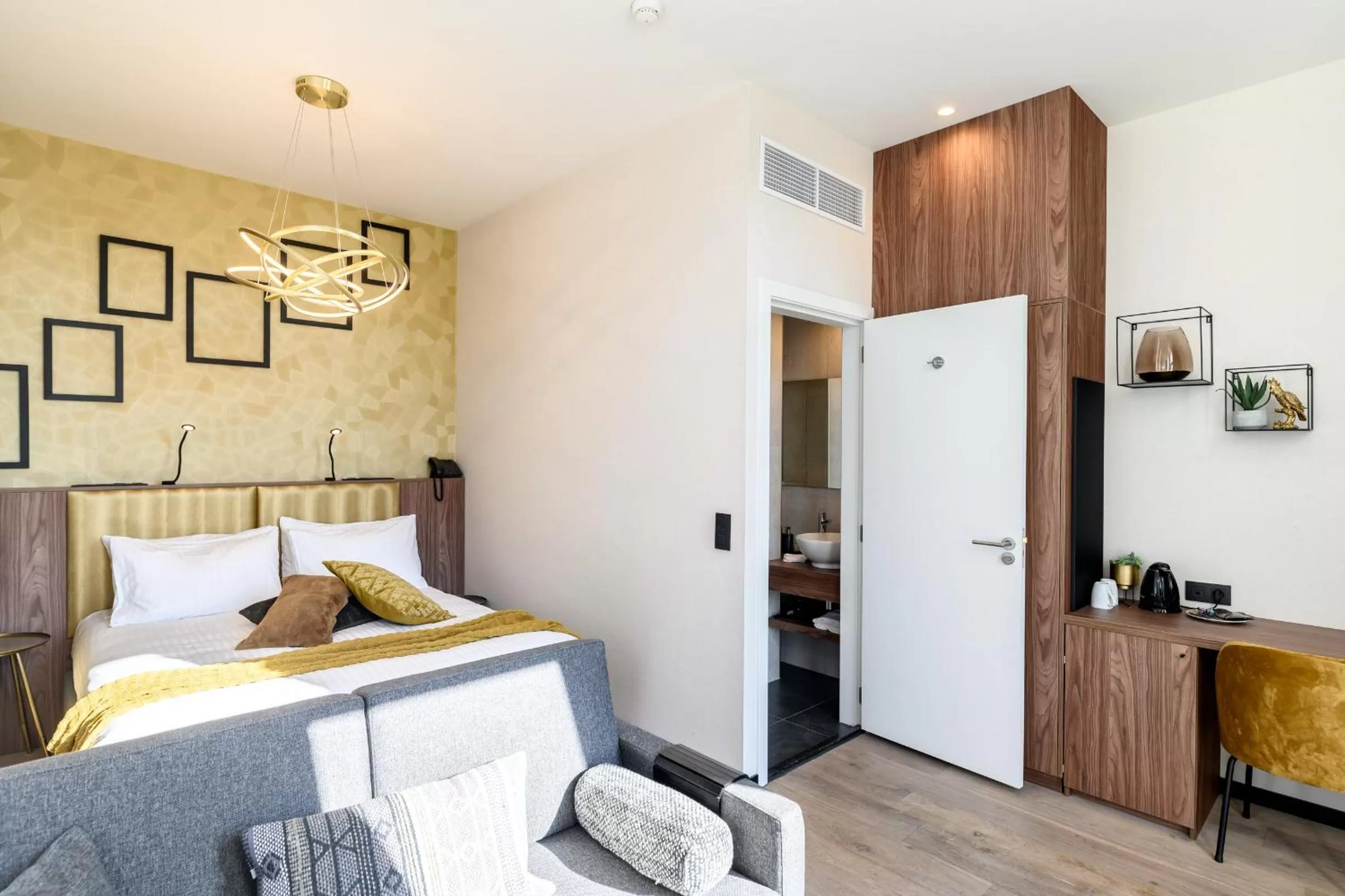 Photo of the whole room, Bed in Leopold Hotel Oudenaarde