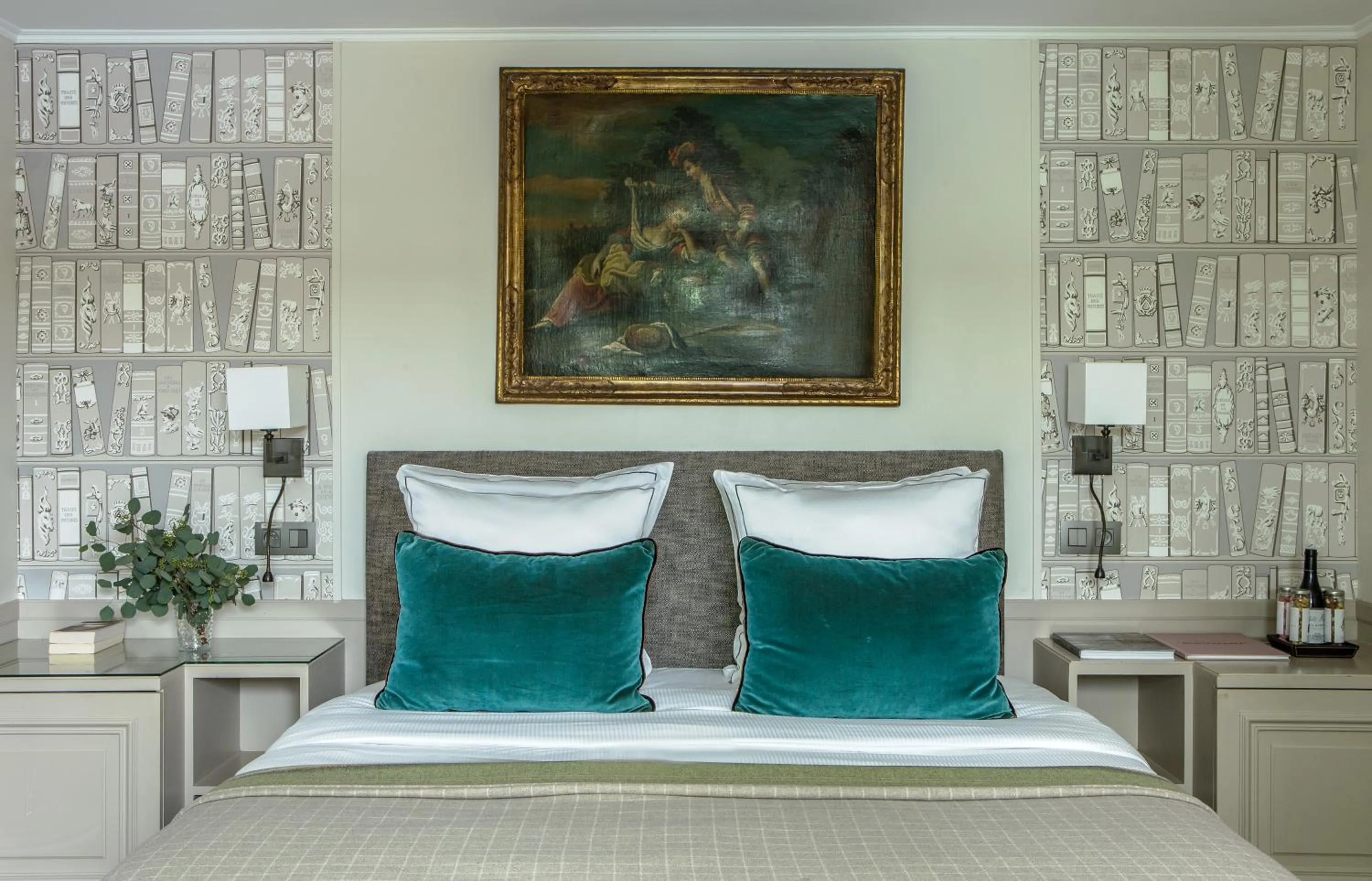 Decorative detail, Bed in Hôtel des Saints Pères - Esprit de France