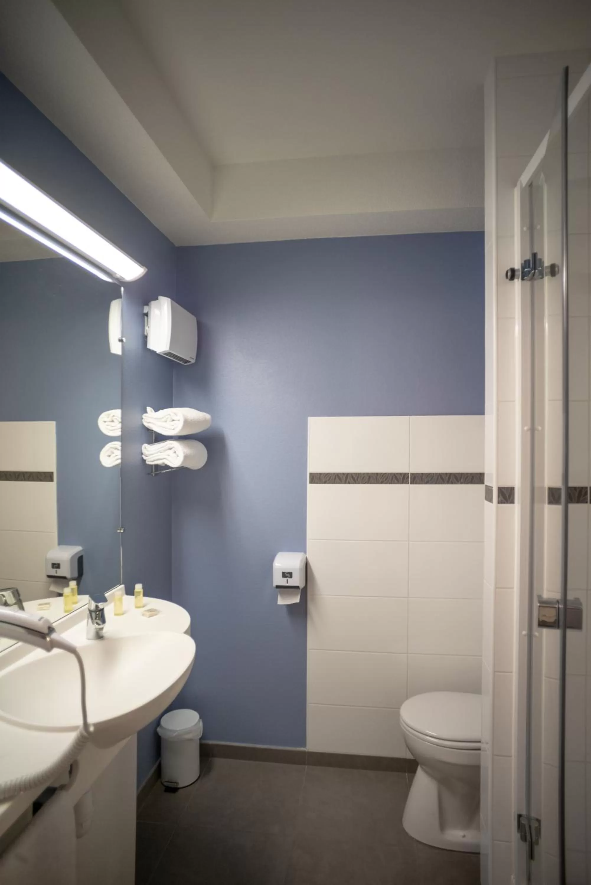 Bathroom in ACE Hôtel Bordeaux Carbon Blanc