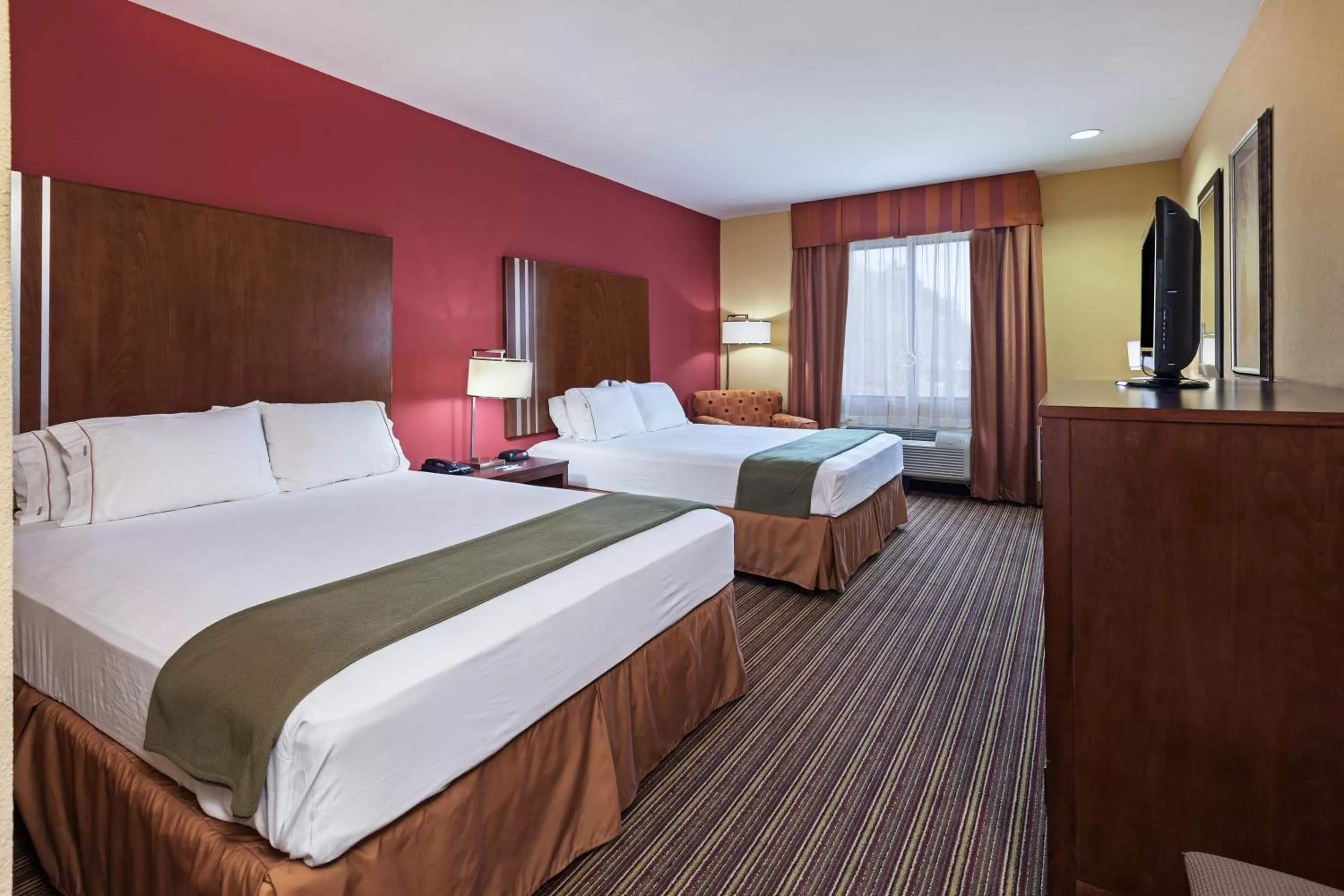 Bed in Holiday Inn Express & Suites Cleveland by IHG